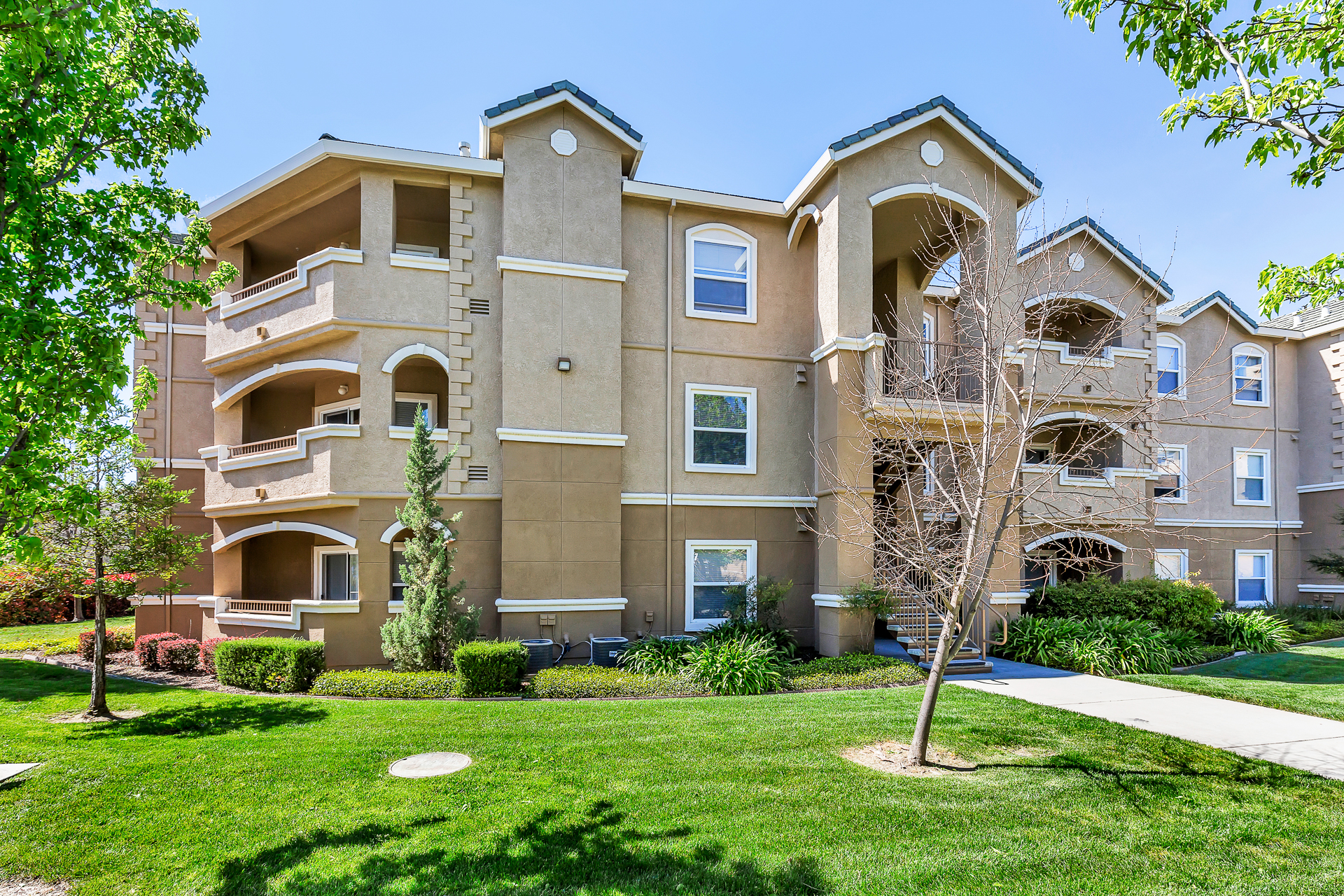 43-Sycamore-Terrace-Apartments-Photo-by-Brad-Ahlm-FairMarketPhoto-FullRes.jpg