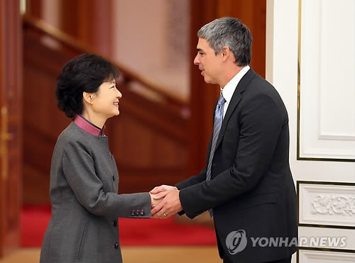 Larry Page properly shaking hands with the same president.