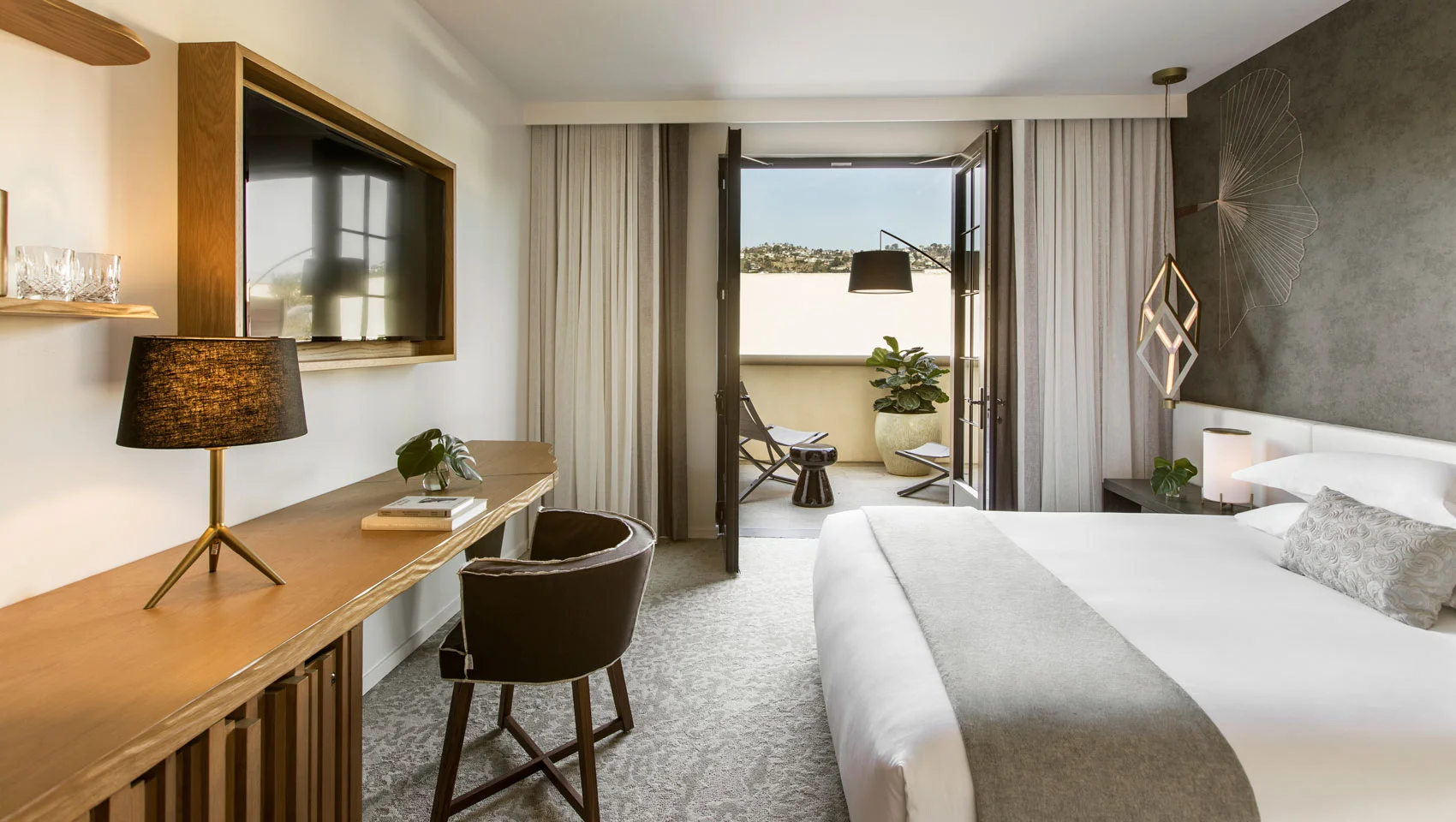 la-peer-terrace-king-room-view-9037a986.jpg