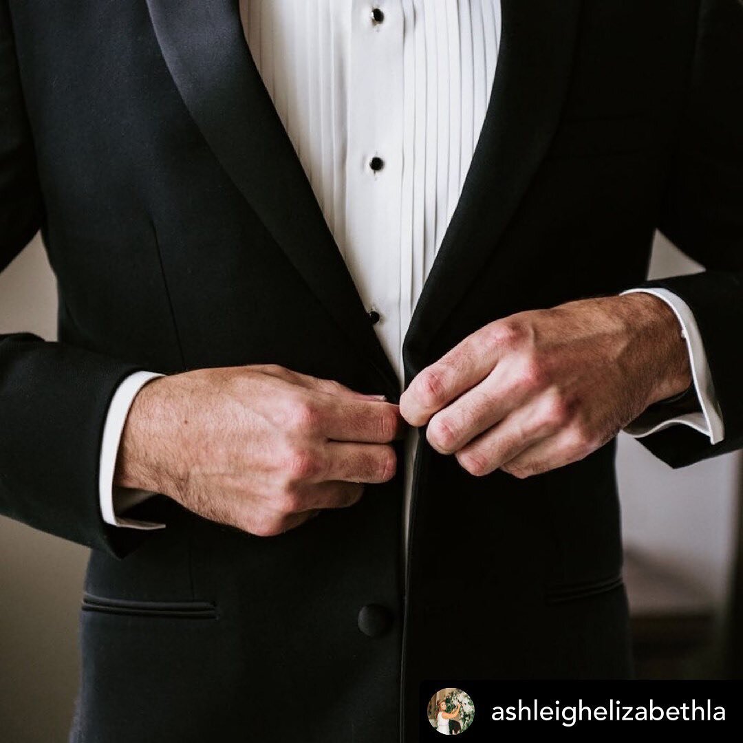 A forever favorite, timeless look🕴🏻👌🏼

Posted @withregram &bull; @ashleighelizabethla Ready for everything and anything! Did you know that your wedding party will receive a personalized timeline, packing list and reminders as your wedding day get
