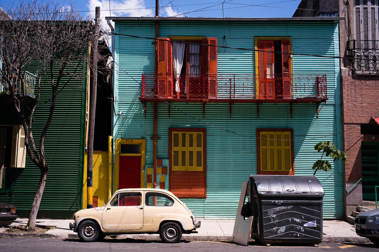 A scene from a different epoch in La Boca.