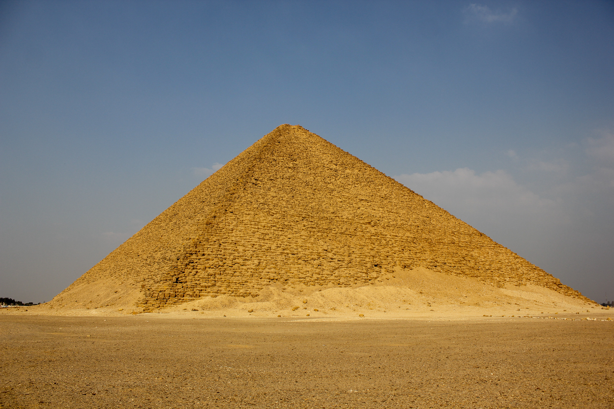 Формы пирамид в древнем египте. Пирамида фараона Снофру. Розовая пирамида Египет. Комплекс пирамид Дахшур. Пирамиды Посталезио.