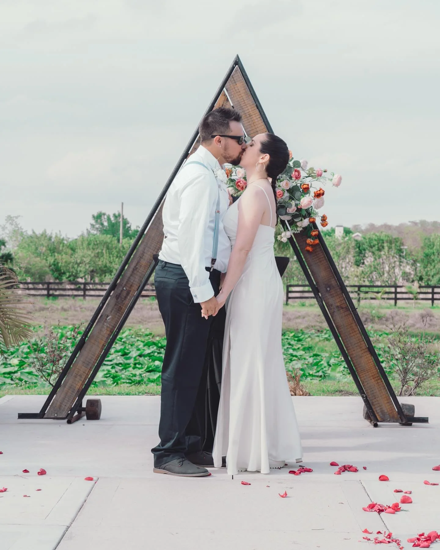 Weddings like this remind me why I love what I do. Surrounded by love, laughter, and a whole lot of happy tears. This couple&rsquo;s day was nothing short of magical.
#weddingphotography #orlandophotographer #orlandoweddingphotographer