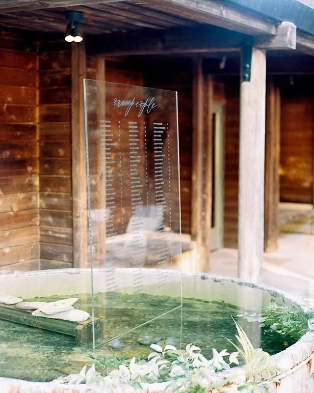 Sometimes, a venue is so beautiful that it&rsquo;s best to integrate with the environment, rather than disrupt it.
A floating seating chart in The Sur House fountain. // planning: @jessetombs @ruthskidmorecongleton @alison_events / venue: @ventanabig