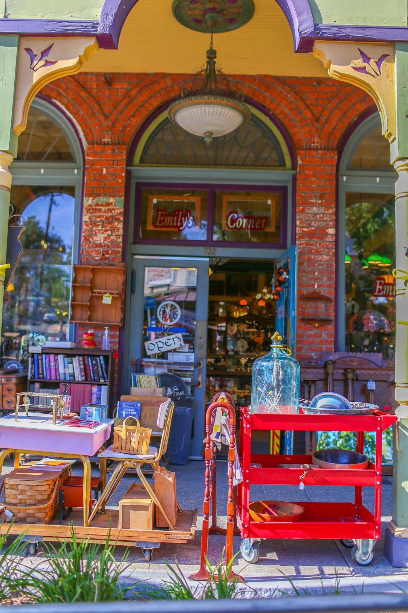 Family Travel Guide to Folsom California - Emily’s Antique Corner located on the corner of Sutter St and Wool St in the Folsom Historic District.