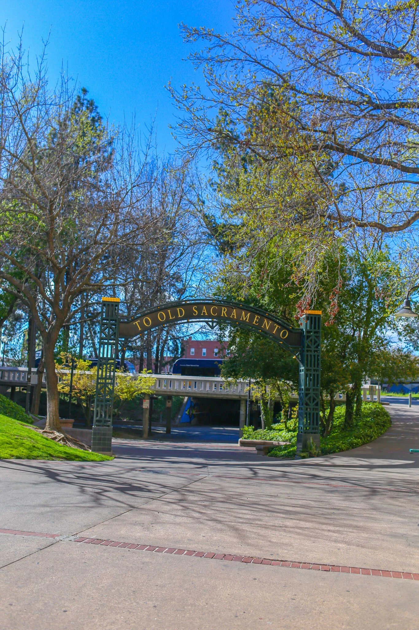 Visitor’s Guide to Old Sacramento - Entrance to the pedestrian tunnel walkway to Old Sacramento from DOCO.