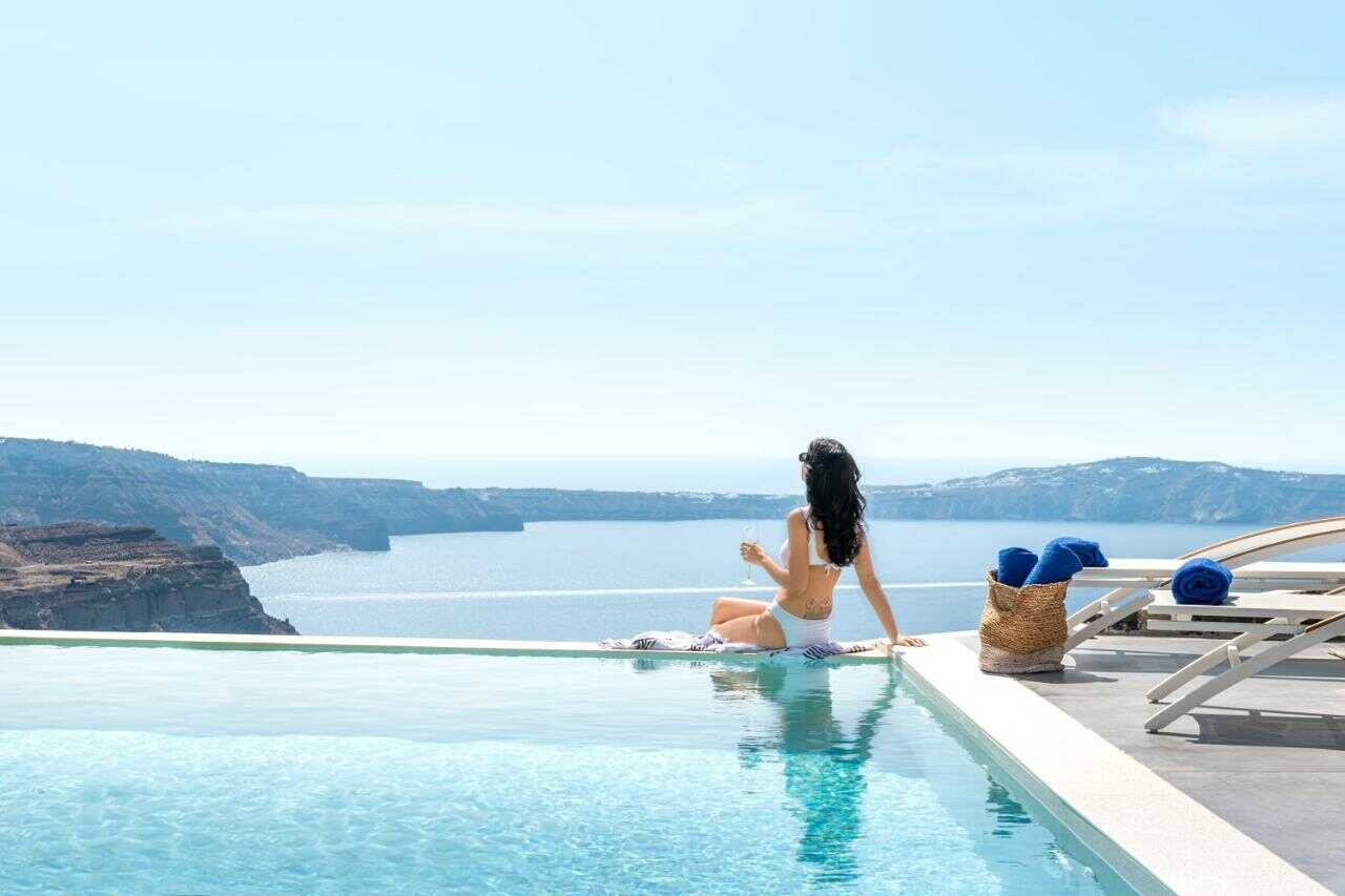 Mythical Blue Luxury Suites Fira