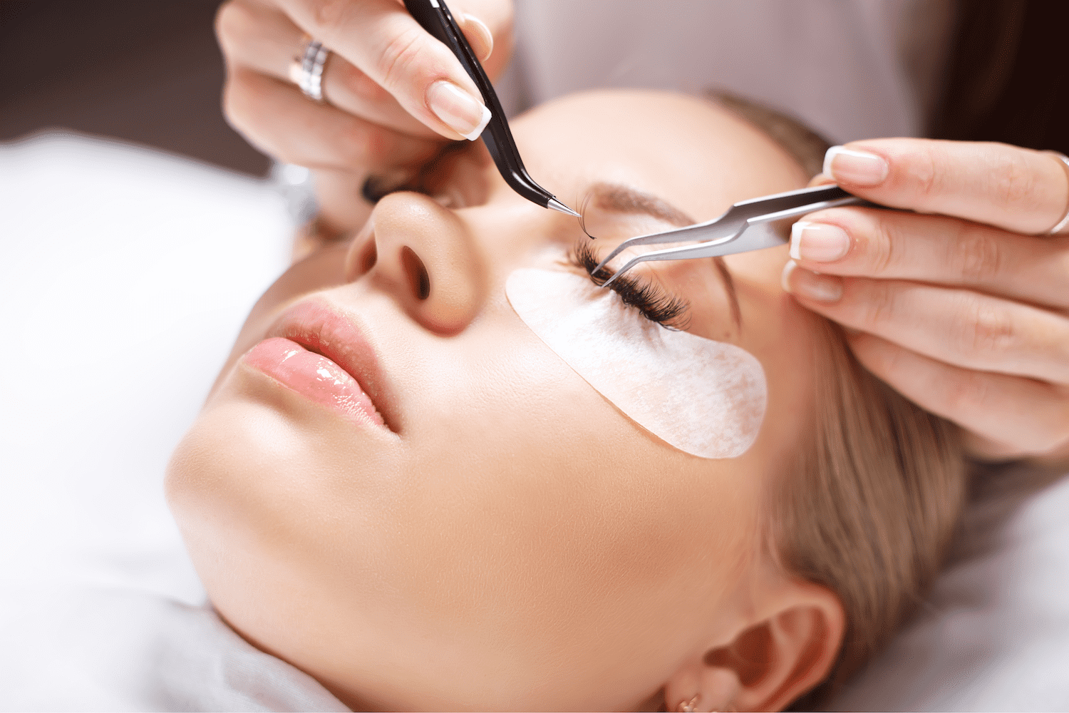 What Are the Benefits of Using a Lash Extension Kit Compared to Traditional Strip Lashes