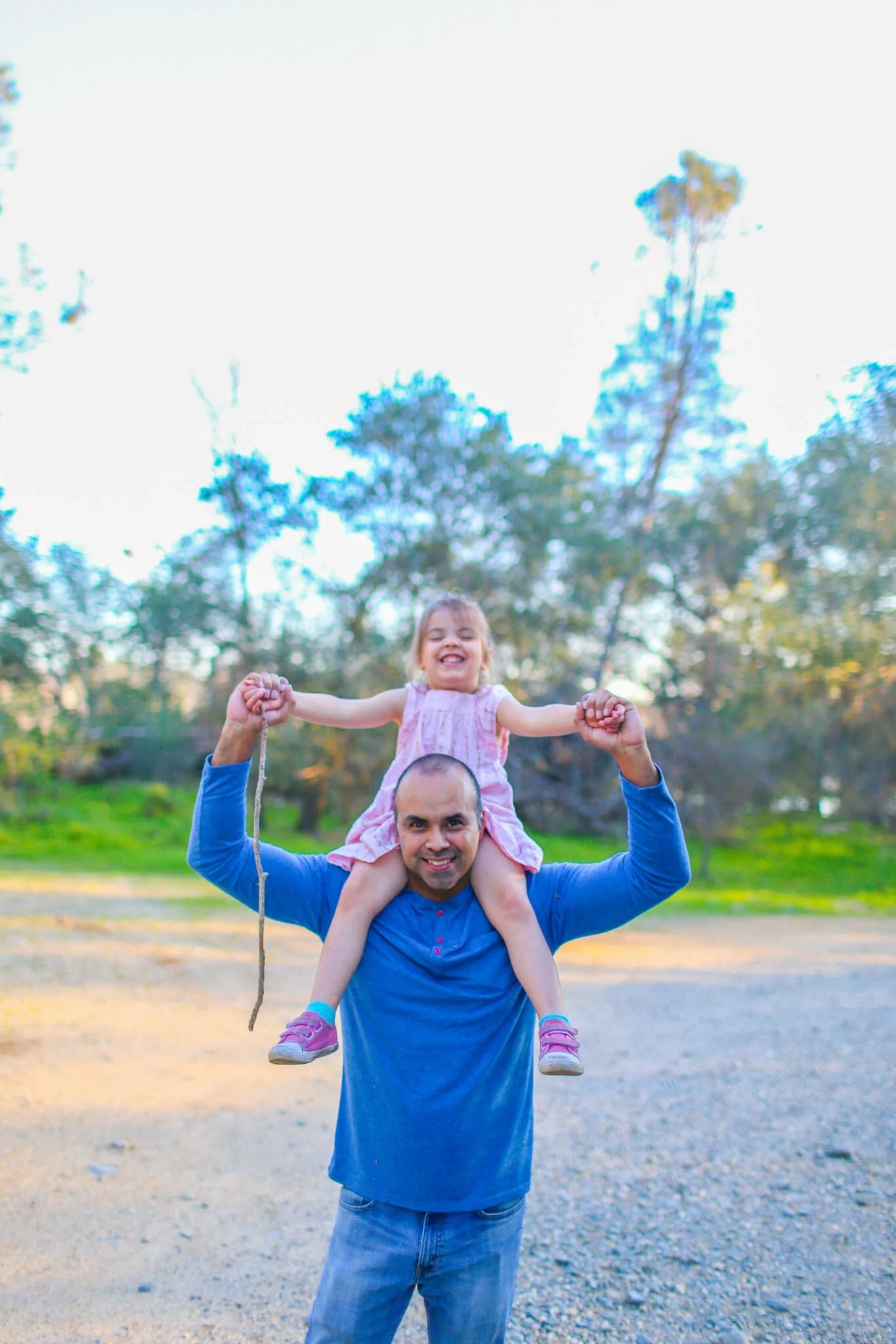 Family Travel Guide to Folsom California - Family picnic at Black Miner Bar Folsom State Recreation park.