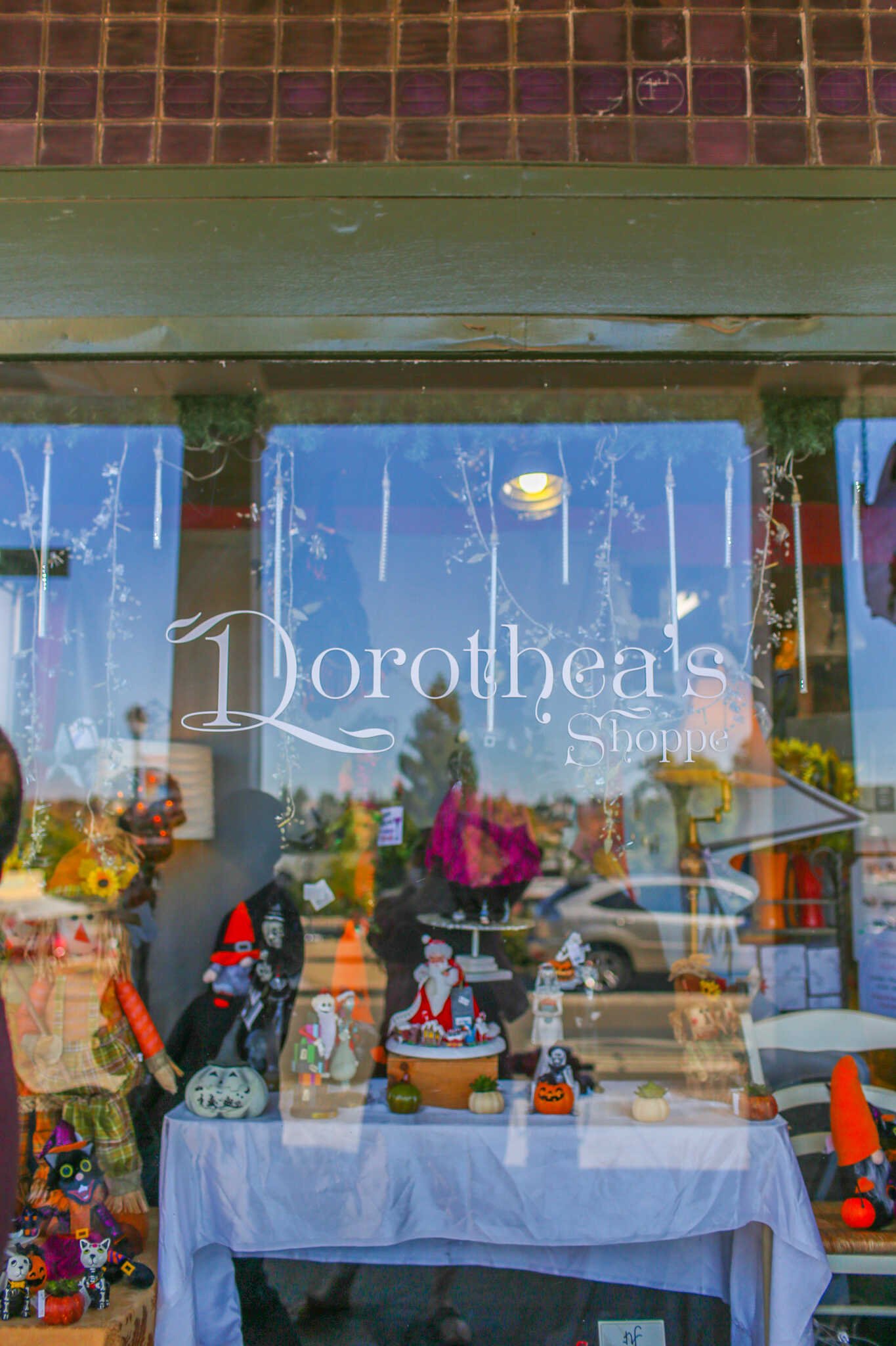Family Travel Guide to Folsom California - Dorothea’s Christmas Shoppe storefront on Sutter Street in the Folsom Historic District.