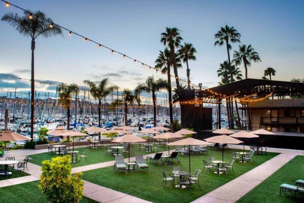 Beautiful Places in San Diego to Take Family Pictures - Humphreys Half Moon Inn