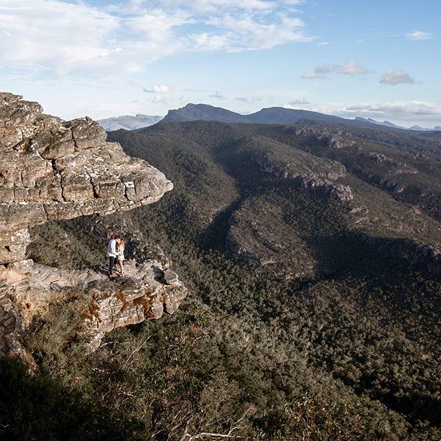 I love the Grampians and loved Courtney and Sam, was a stunning proposal and backdrop for some exploring! Can't wait to hang out with you both again on another memorable day in December when you say I DO! 🙌💕💍👰🤵 .
.
.
#proposal #marryme #shesaidy