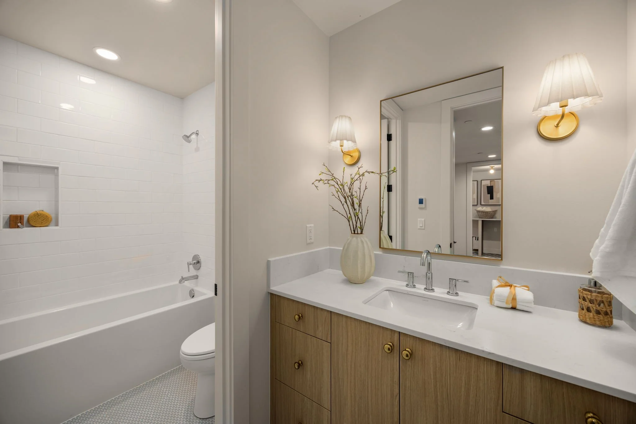 41-web-or-mls-10606-ne-54th-ln-cottage-1.jpg