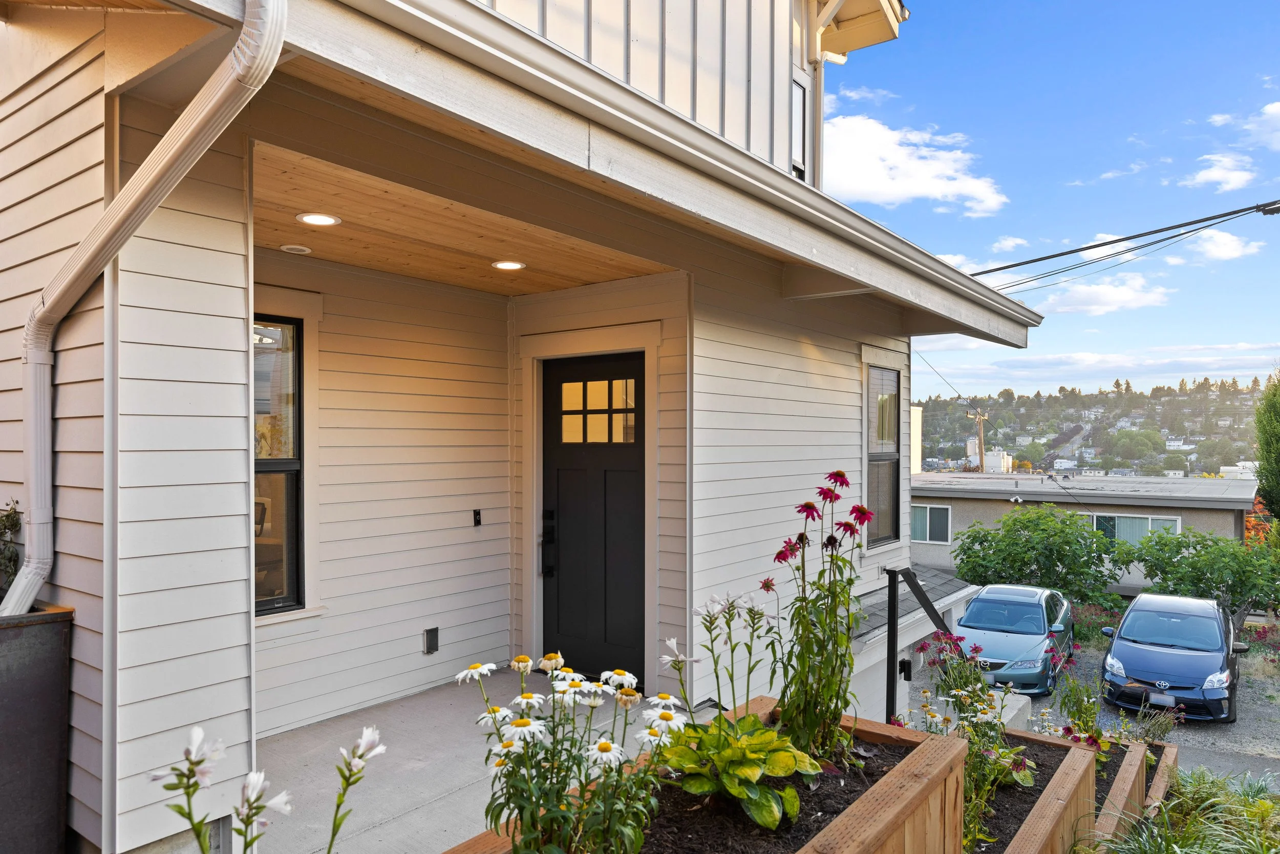 Queen Anne Overlook - Exterior Entry 1.jpg