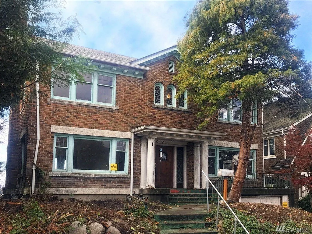 Original Queen Anne Colonial Exterior Before Restoration