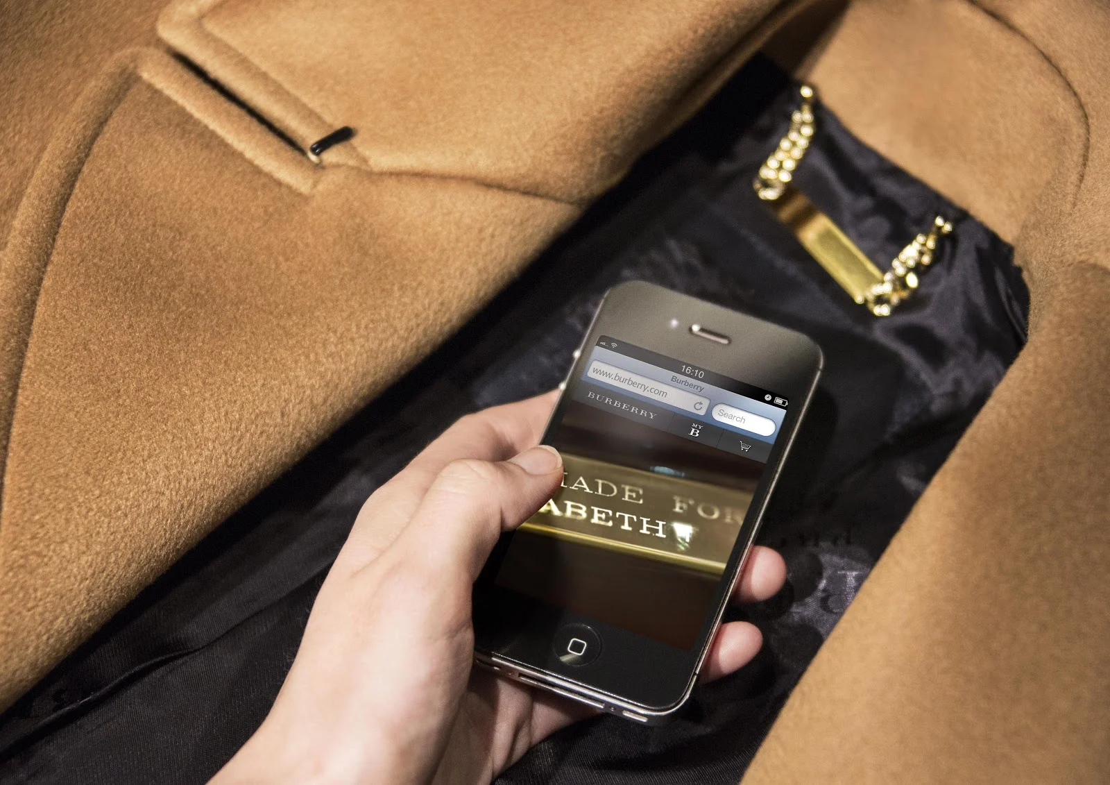 CONNECT-Burberry-Prorsum-Womenswear-Autumn-Winter-2013-Show-Smart-Personalisation.jpg