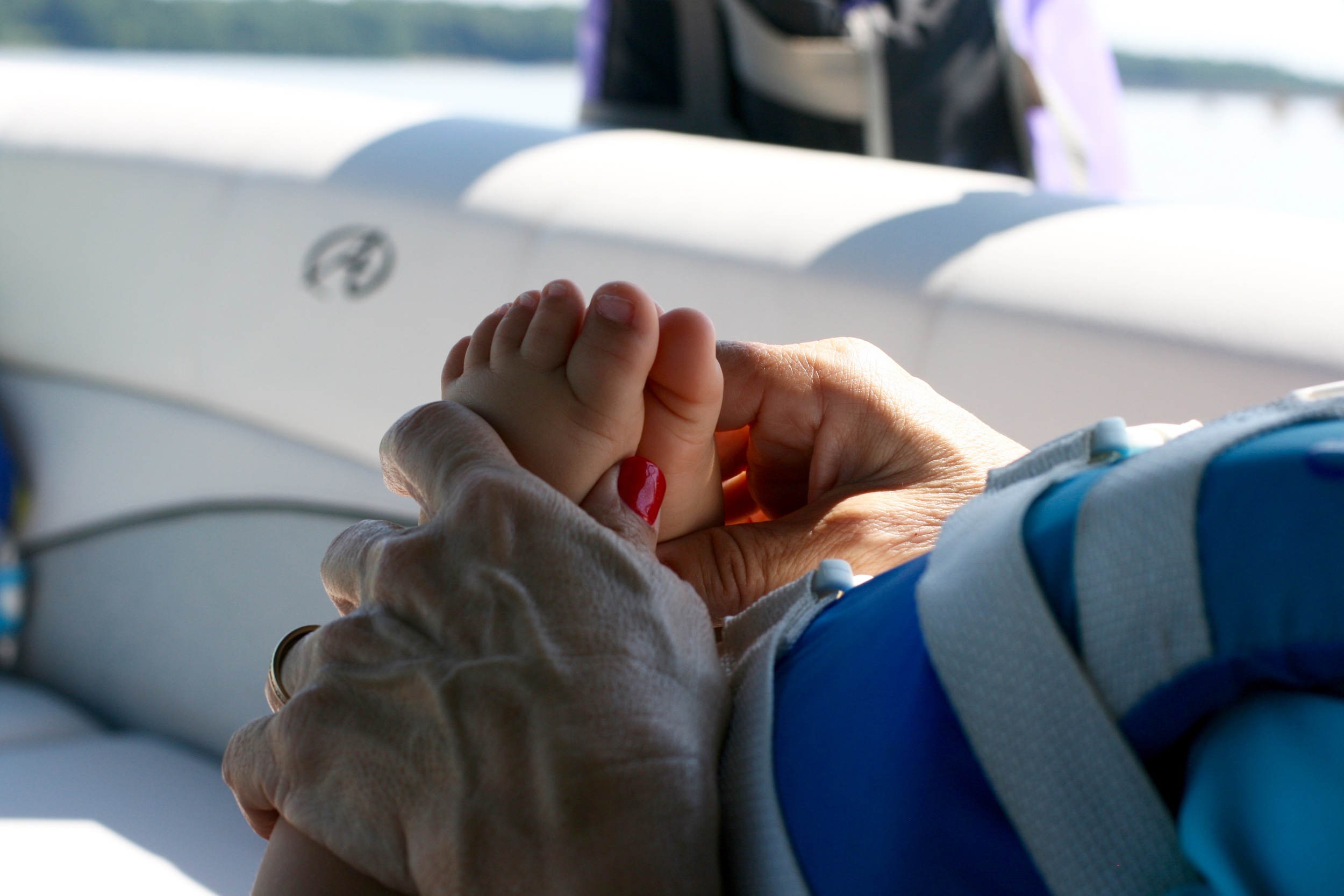 Everett's little toes in his mimi's hands. Ahhhhh.