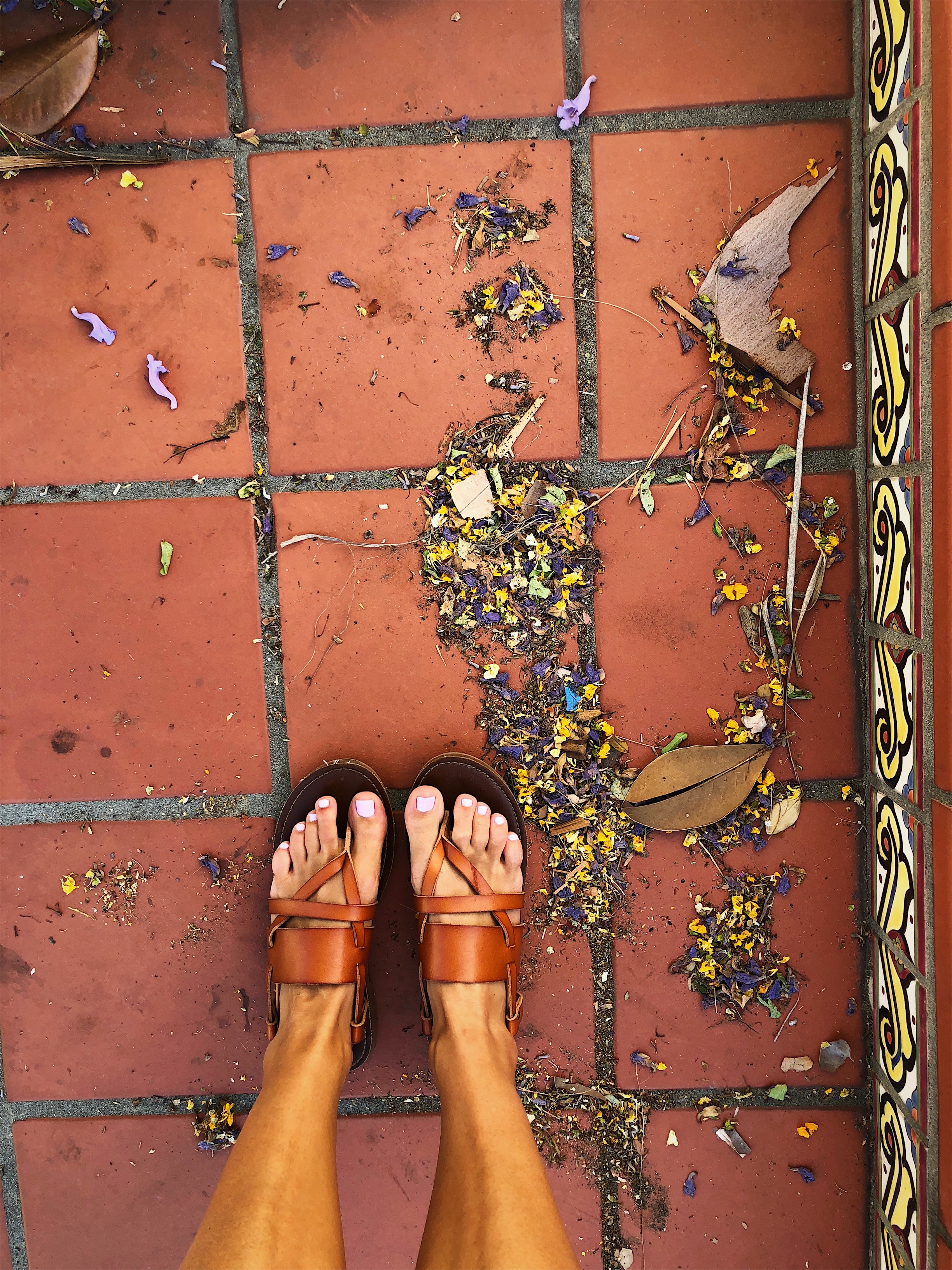My feet are NOT this tan in real life. Thanks to my trusty gals at Raw Bronzing Studio , I was feeling like my best self with this sun-kissed glow. Without actually having to bake in the sun ;)