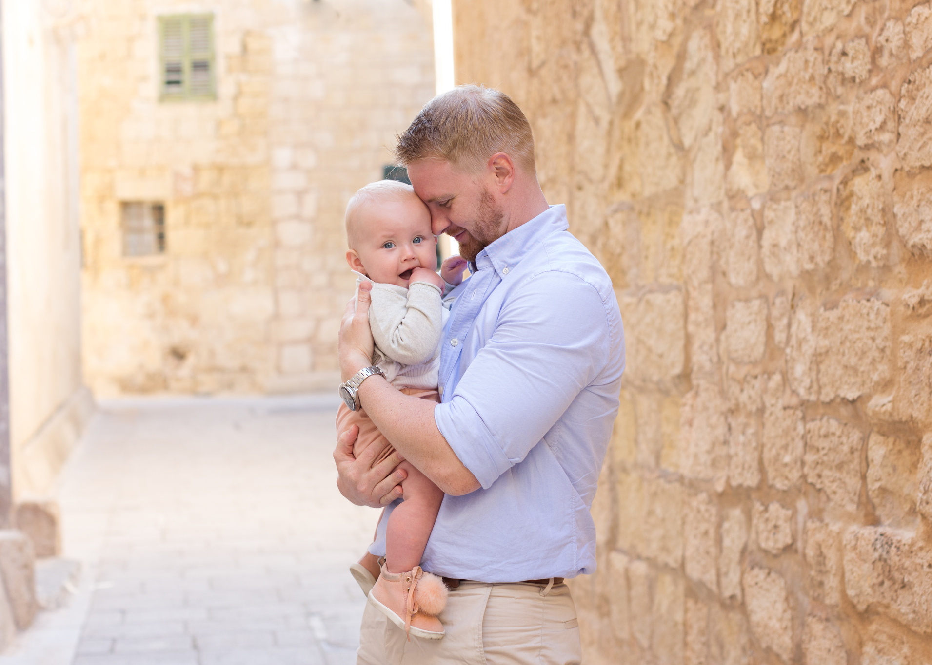 father and daughter photograph, relaxed photo shoot malta, family photography malta, a fathers love, toddler