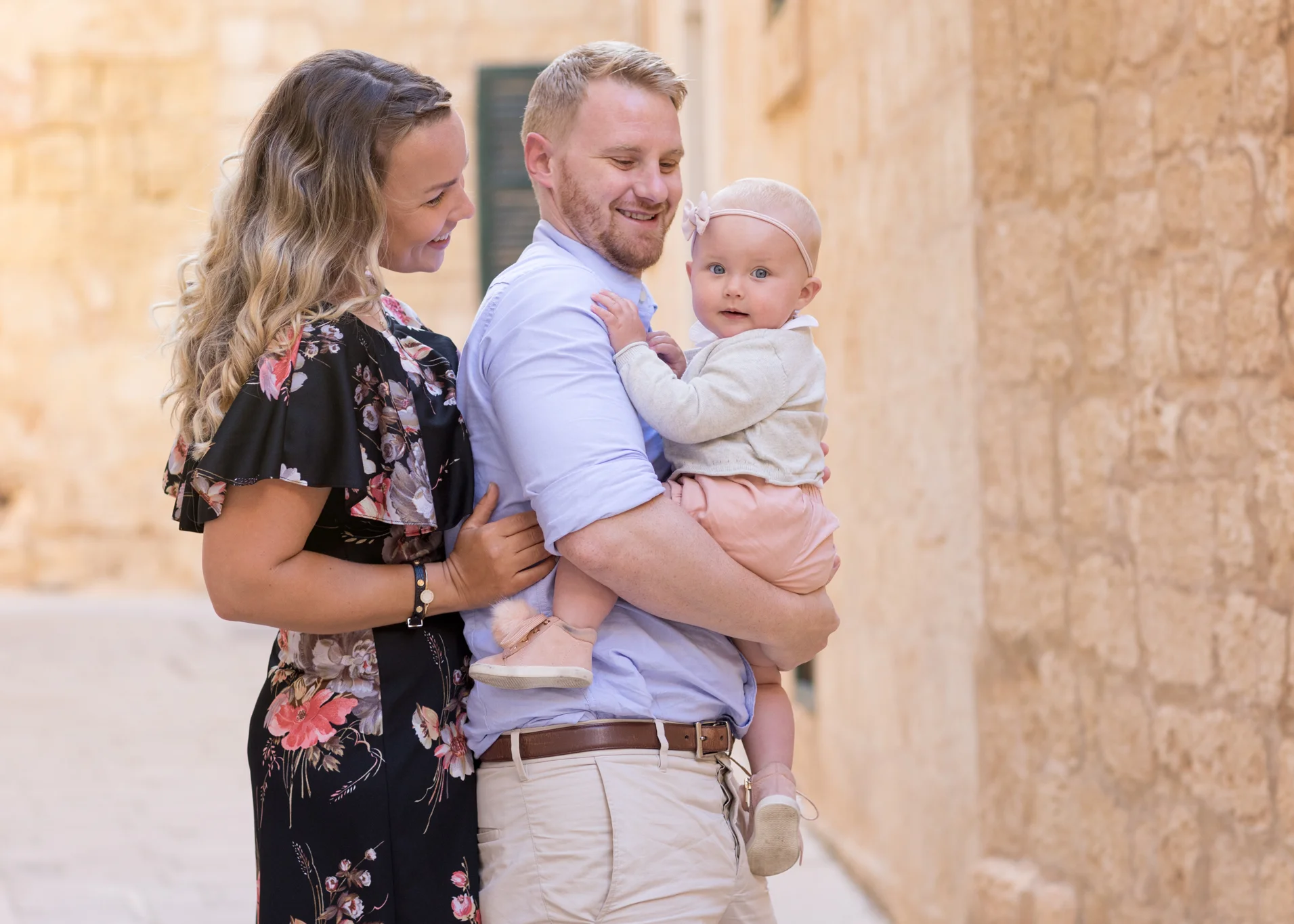 happy family, family photo shoot malta, svensk fotograf malta, portrait photographer malta, best photographer malta, toddler photo shoot