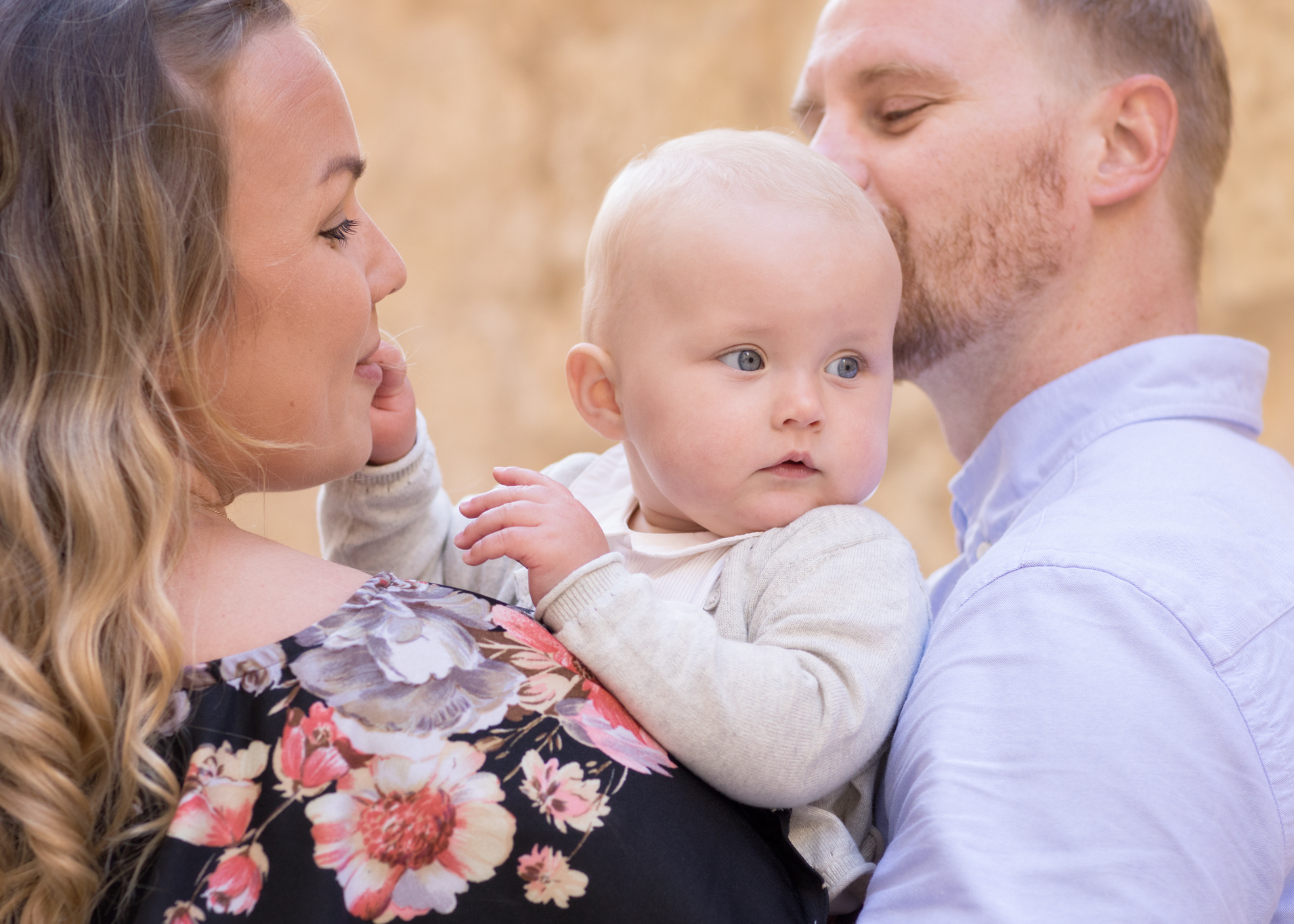 happy family malta, cuddles, photo shoot, natural light photographer, outdoor photography, swedish photographer malta, best photographer malta, family, alley of mdina