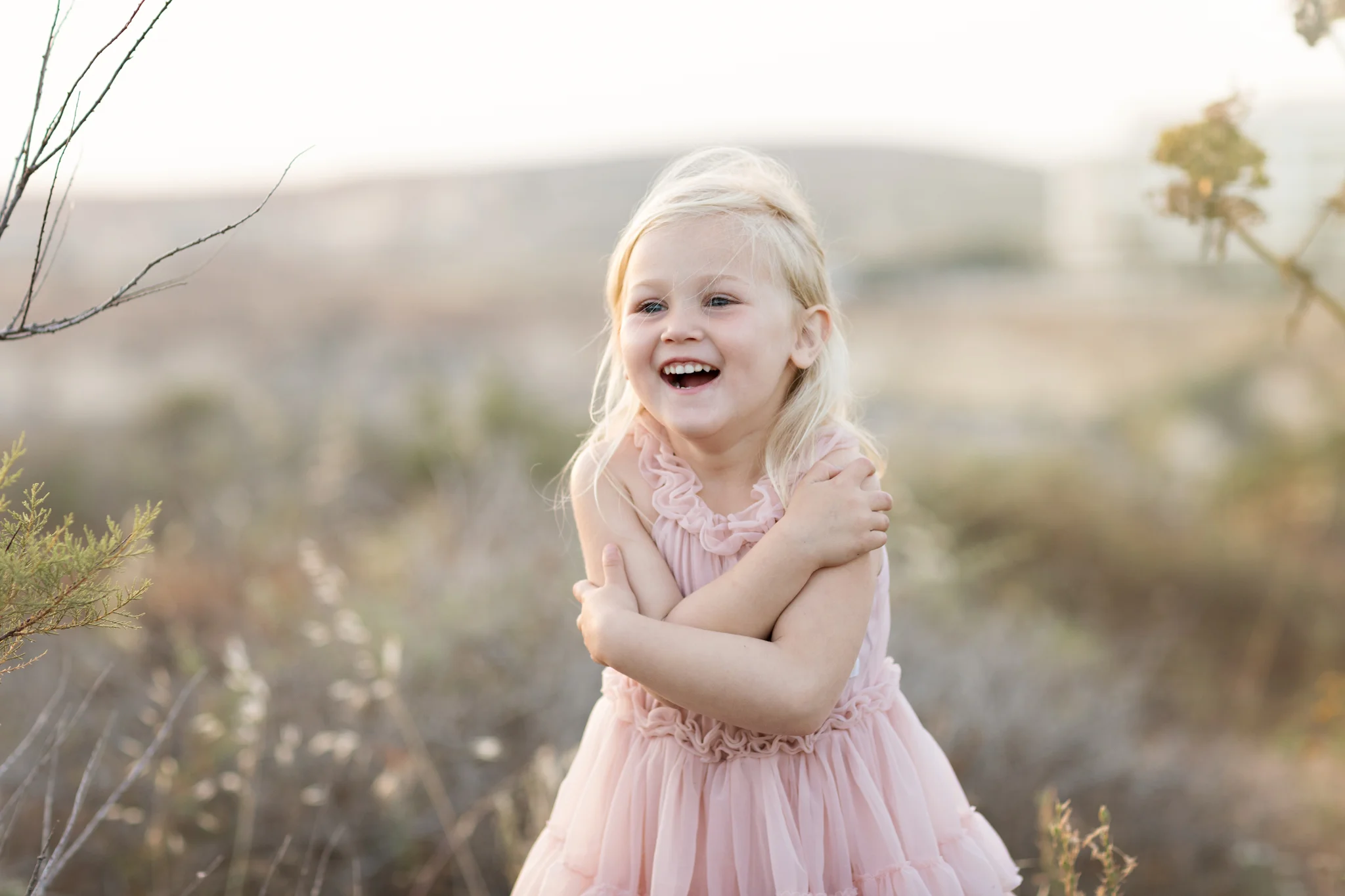 Riviera bay malta, sunset, playful photo shoot malta, natural light photographer, svensk i malta, smiling, mountain