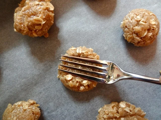 anzac-biscuits-pressing1.jpg
