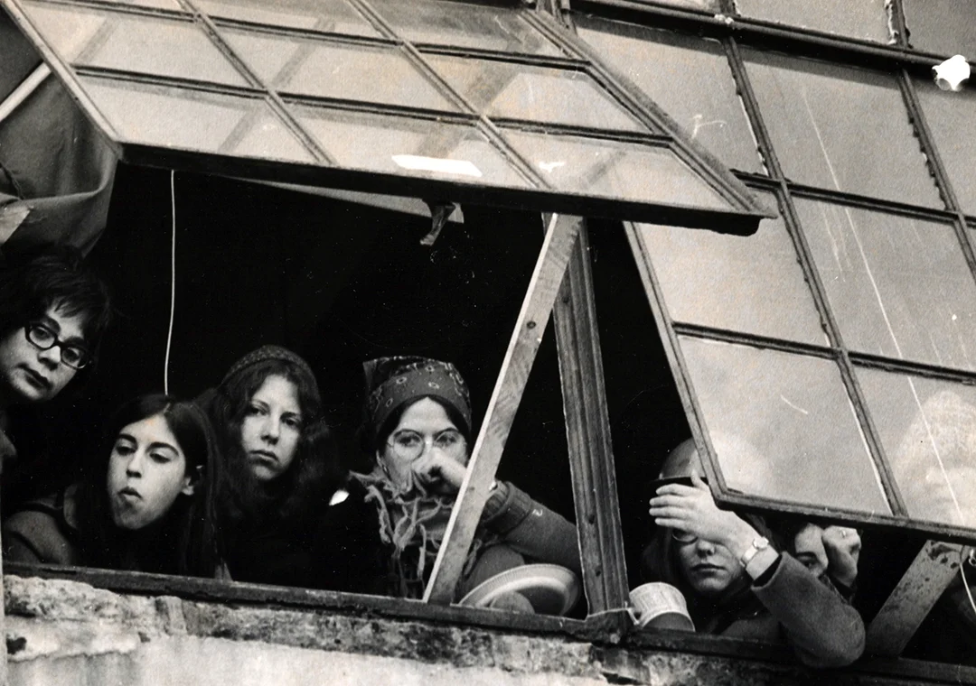 Left on Pearl-Women at Window dpi.jpg