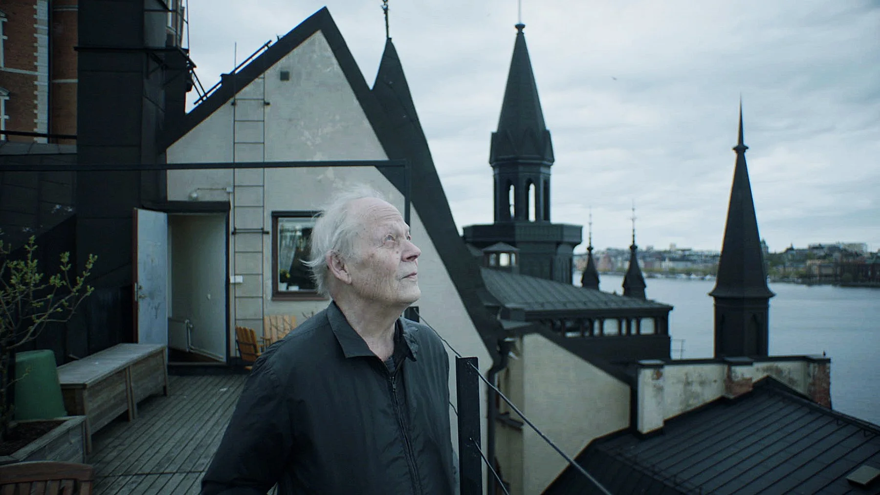 _Movie Man_STIG PÅ TERASSEN_TITTAR UT_foto Mantaray Film.jpg