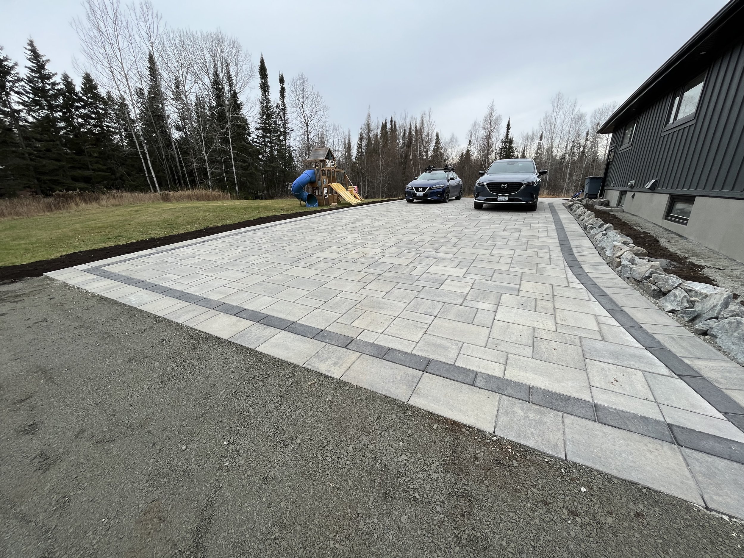 Techo Bloc Blu paver Driveway with Inlay Border