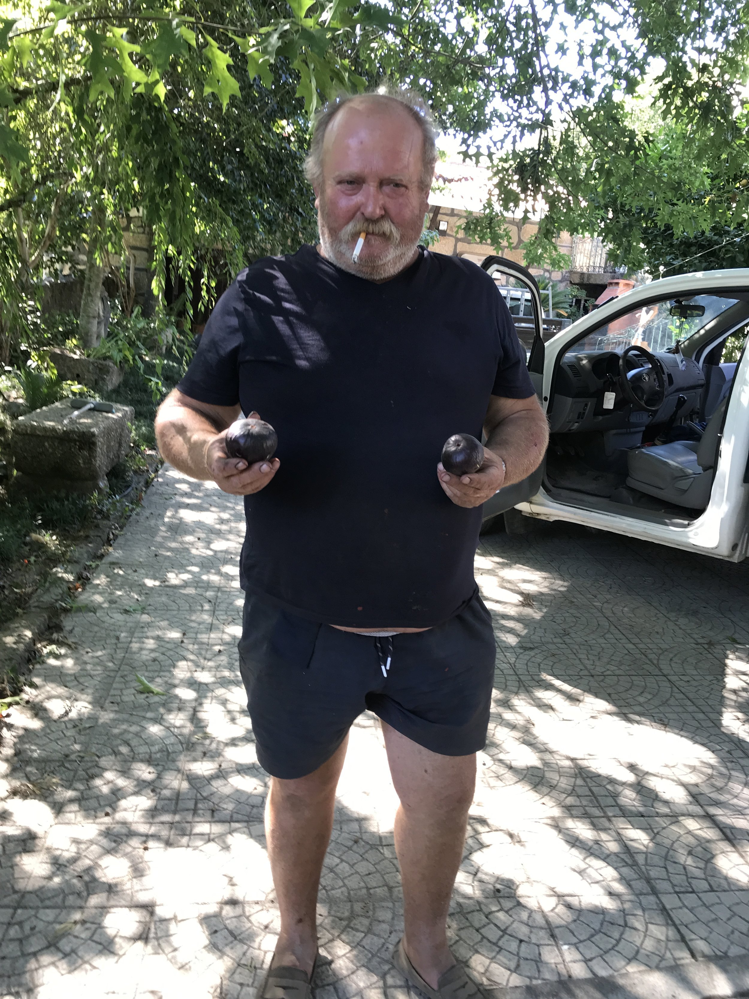  Acácio Barbosa arrives with some large figs 