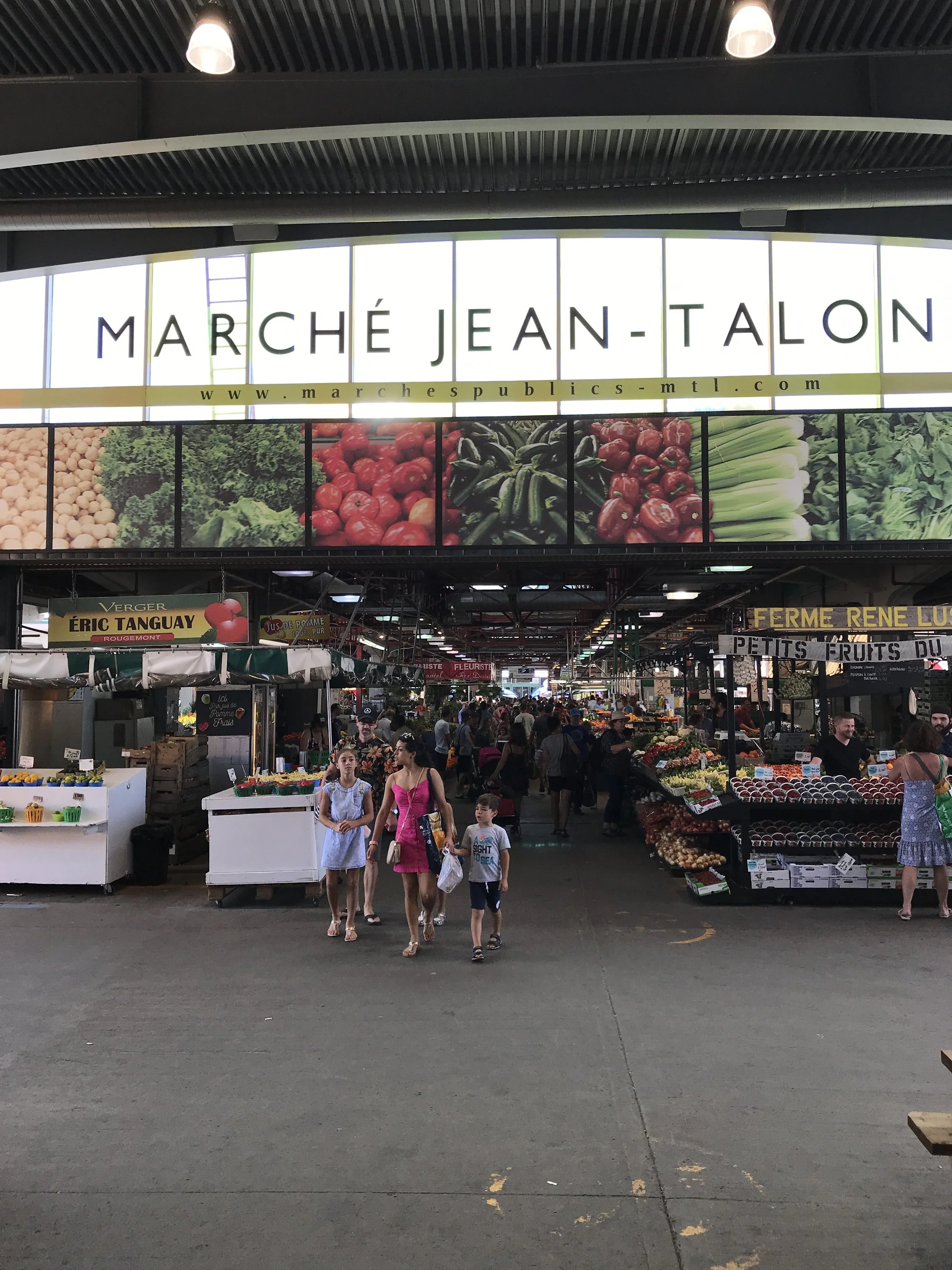  Jean-Talon market is an outdoor and indoor market in the “Little Italy” section of Montréal. We have been there on other occasions however this time we went to learn more about the “Jean-Talon” fig. This is rumored to be a cold weather fig that can 