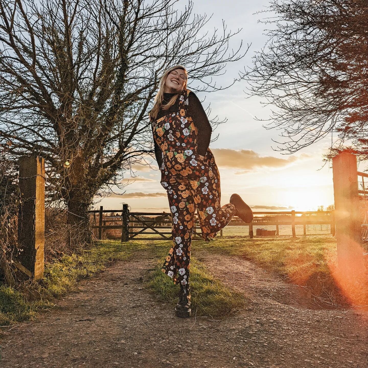 Lil story time. So I'm absolutely obsessed with this outfit for obvious reasons so I've been wanting to get a nice photo the last couple times I've worn it. Today I decided I'd find a nice spot off the beaten track to take some photos.

Middle of now