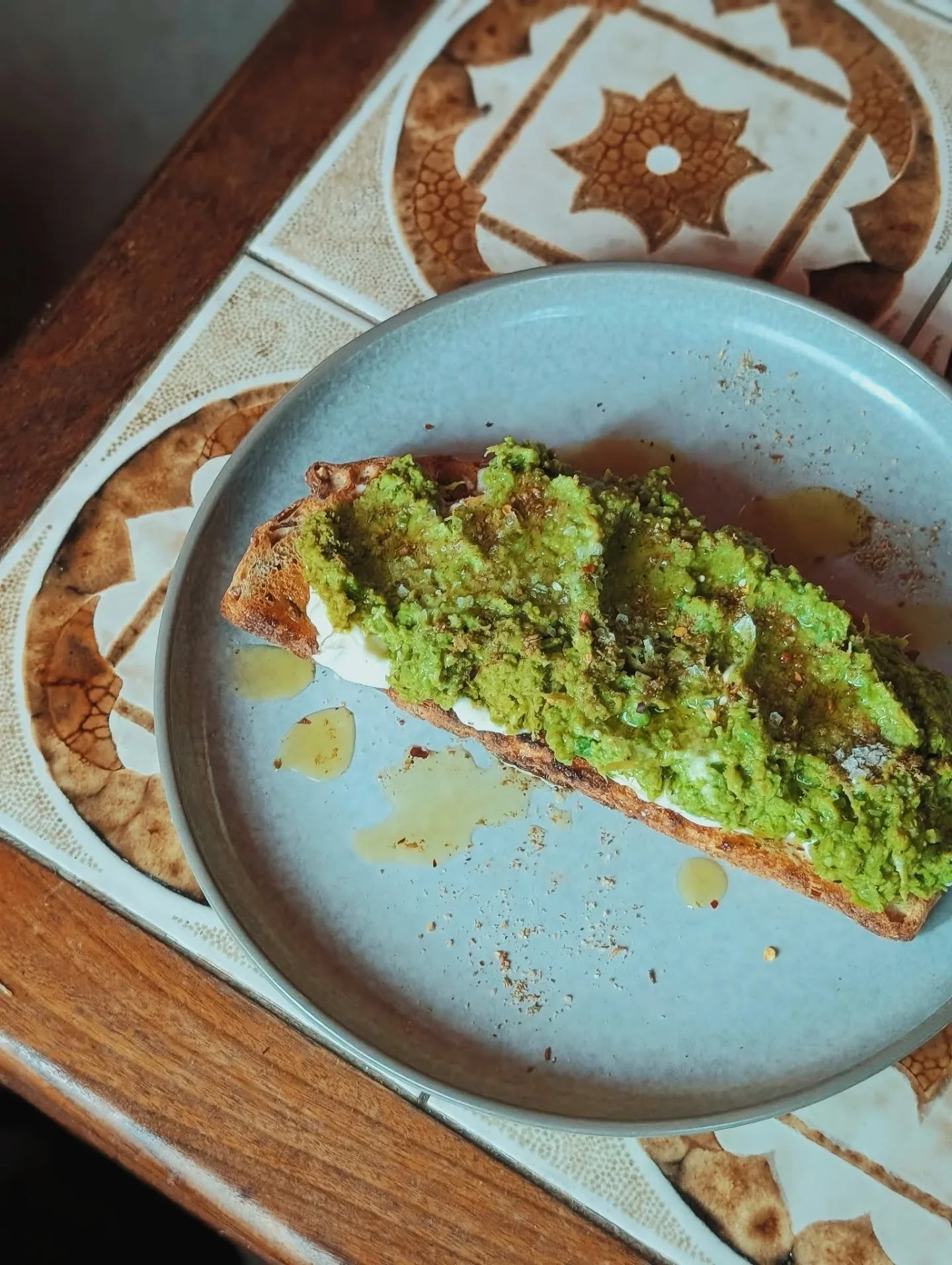 Pea &amp; Artichoke Smash 👇
Peas
Artichoke
@belazu_co Crete Gold Extra Virgin Olive Oil
@ottelenghi Citrus and Spice
Pepper

With 👇
@philadelphia_uki VG Cr&egrave;me Cheese
Homemade Za'atar Blend 
Olive Oil
@maldonsalt 
Chilli flakes
@jasonssourdou