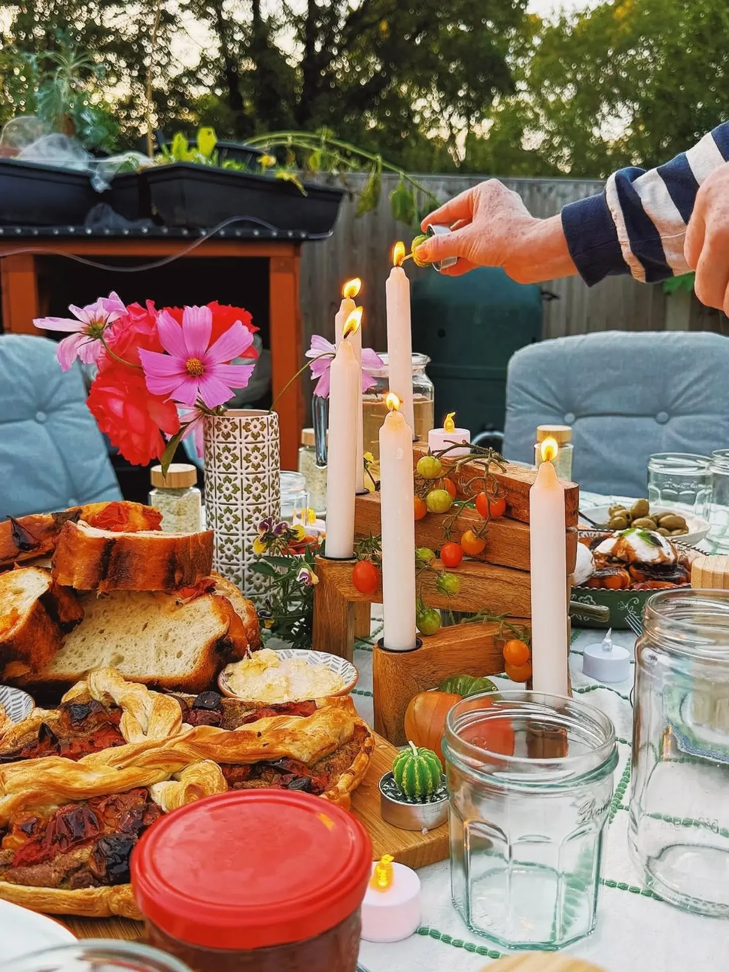 Us 🤝 A clear theme

Celebrating the Autumnal Equinox with a plethora of tomato dishes made with only tomatoes grown in my garden was something really special ❤️🥹 I'm overwhelmed by how productive the garden has been in it's first year and my goodne