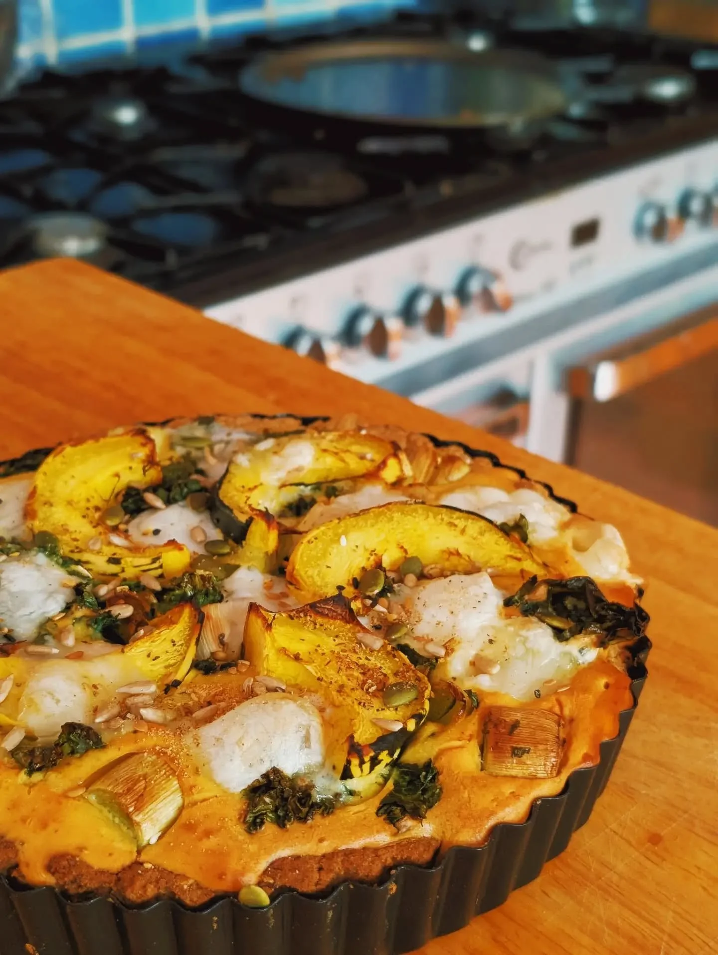 Plant-based autumnal quiche 😋
Veggies from @kentfoodhubscic
- Small squash/pumpkin
- Kale
- Leeks

@violife_foods feta

"egg" mixture 
- Silken tofu 
- Chickpea flour
- Black salt
- Pepper

Topped with seeds from @restock_kent