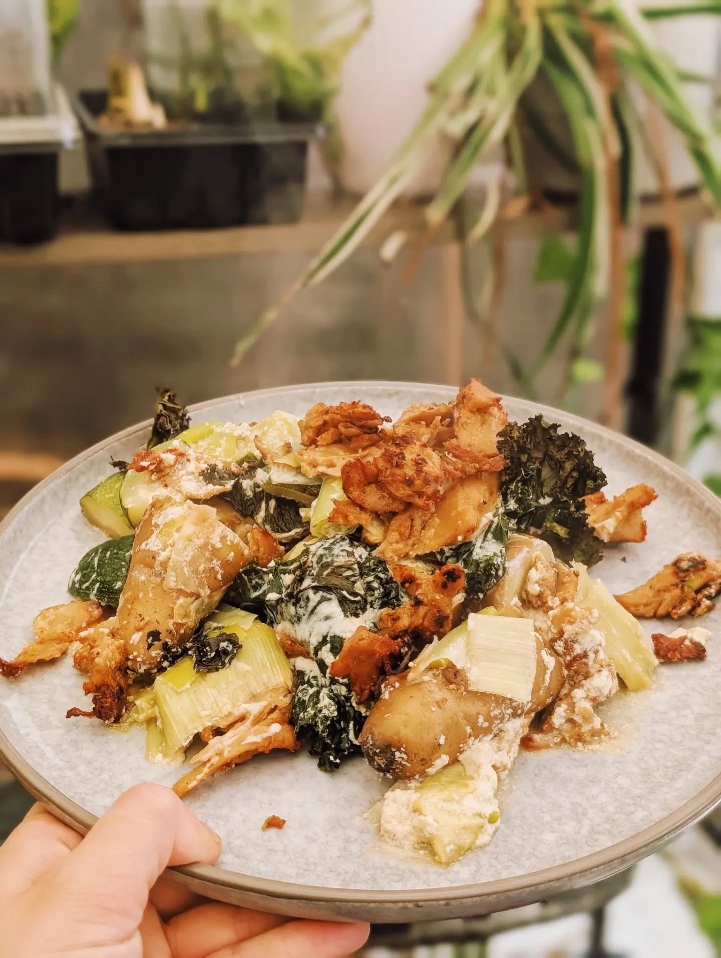 Today's dish is a creamy courgette, leek, kale and chickn bake and DAYMN she good.

All veggies and essentials were from my box from the lovely @kentfoodhubscic 😍 I got such a wide range of goodies to play with in my organic box and I also treated m