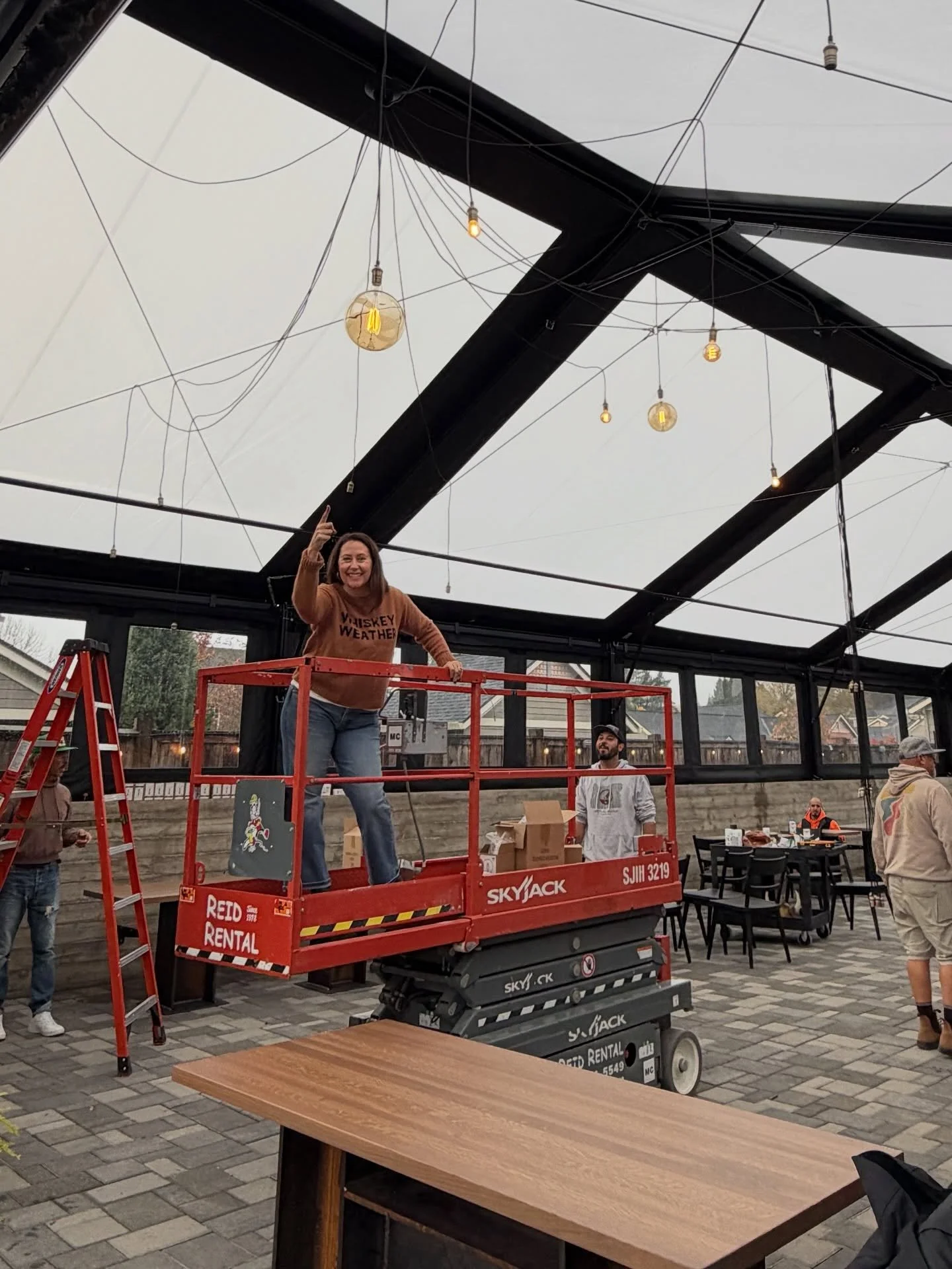 Here&rsquo;s a sneak peak at RHM&rsquo;s new seating areas! We are pulling together the finishing touches and can&rsquo;t wait for you to come and get cozy with your favorite people and favorite foods.

#redhillsmarket #dumdeeoregon #localgoodness #r