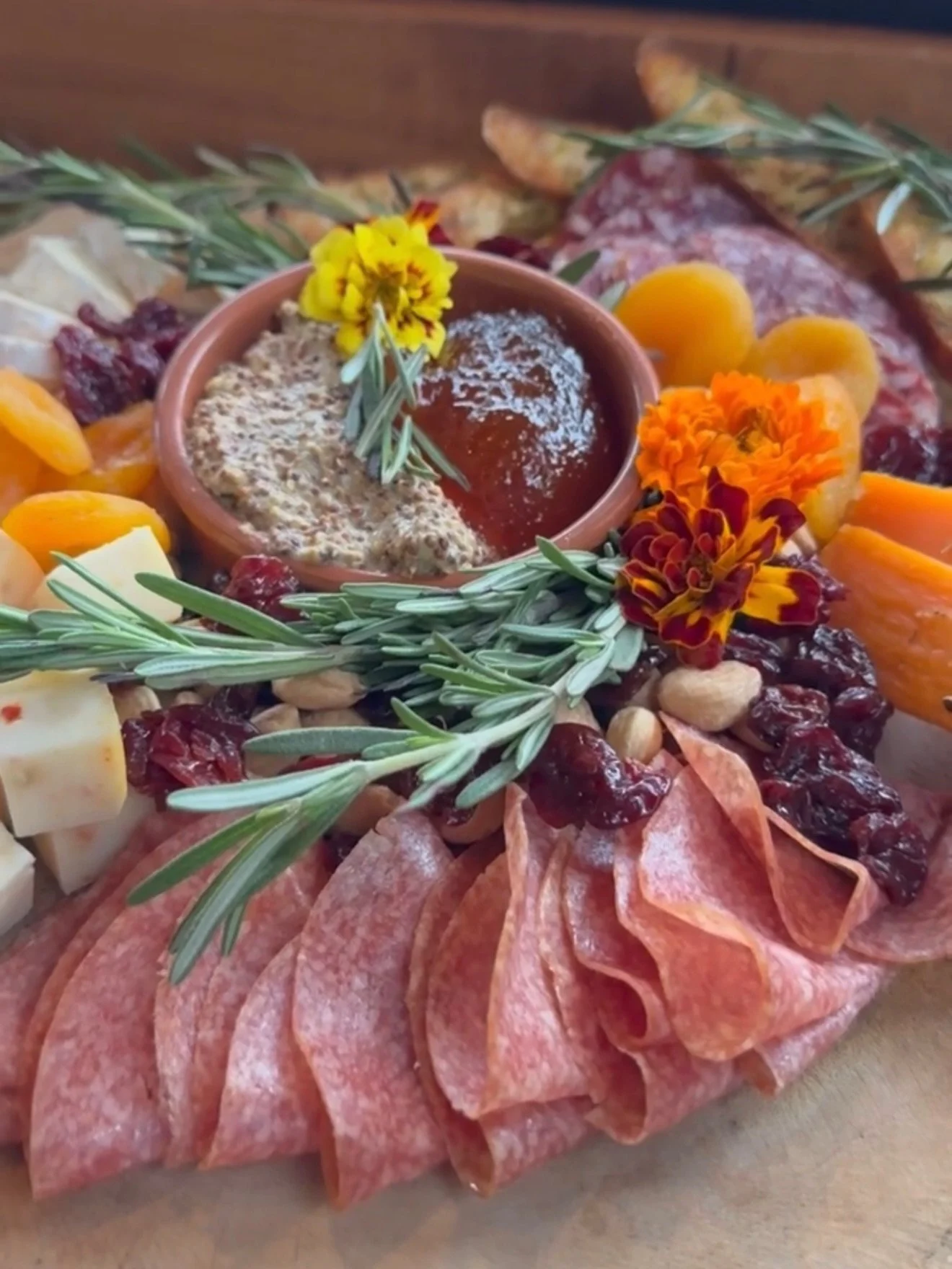 Holiday pro tip: as your guests are arriving or as you settle into a cozy evening with your loved ones, set out some habanero pepper jelly made by @kellysjellyoregon and some @briarrosecheese Fromage Blanc with some freshly toasted bread. You can tha