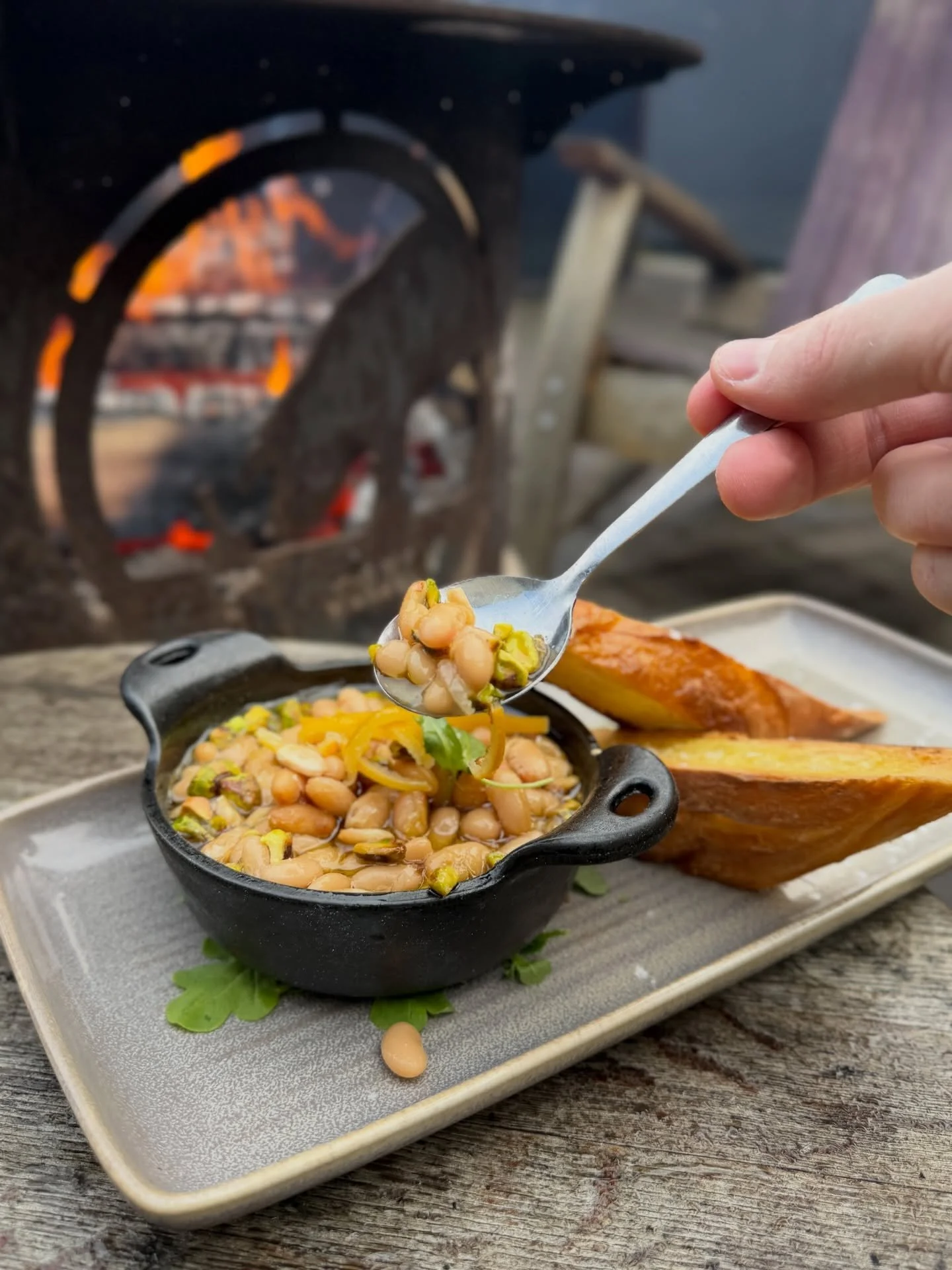 A new bombshell has entered the market!

Tuscan butter beans al forno: wood oven stewed butter beans, preserved lemon, calabrian chili, toasted pistachio, and crusty bread with @durant_oregon olive oil drizzled on top.

#redhillsmarket #localgoodness