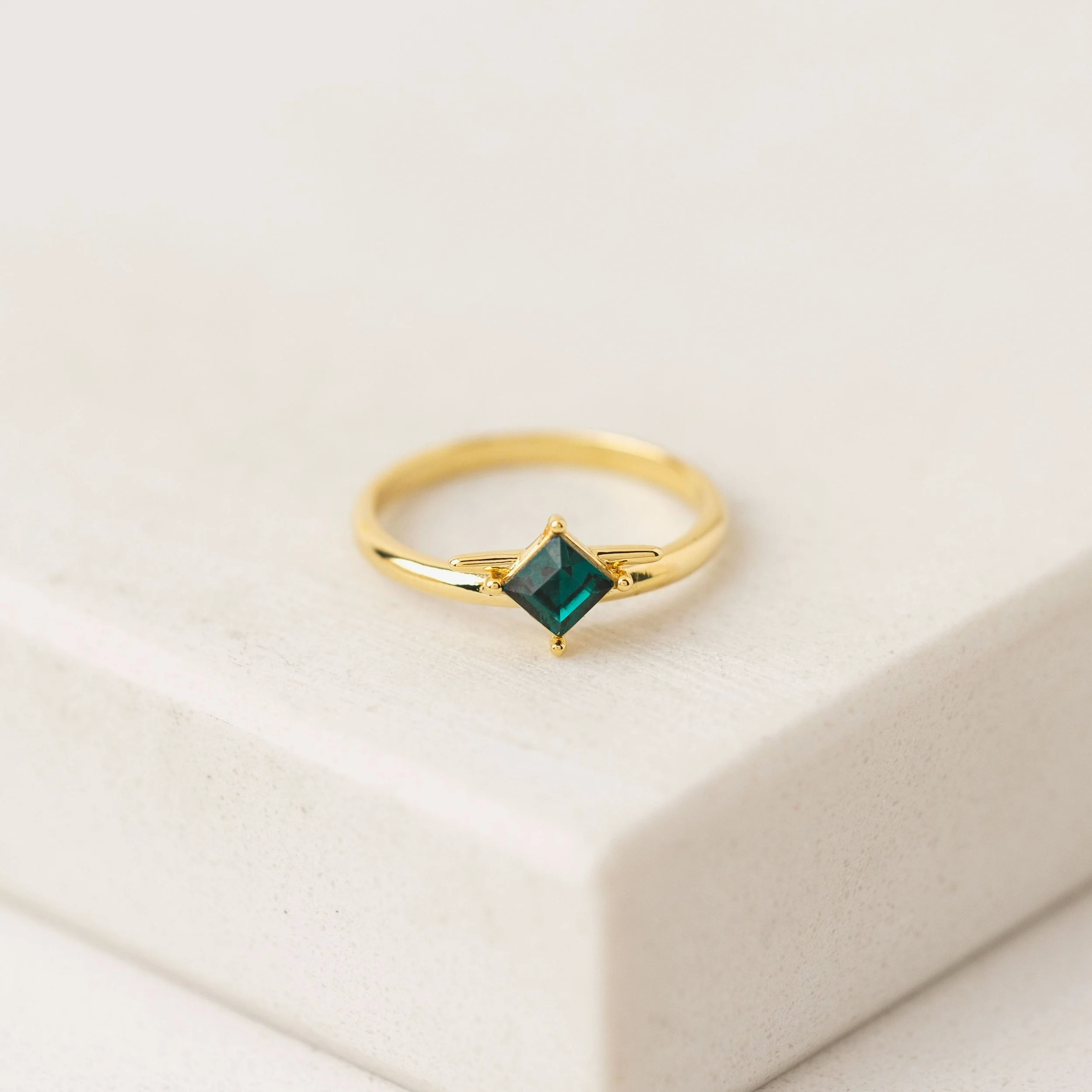 AstaRing-Emerald_JT18090_3000x.jpg