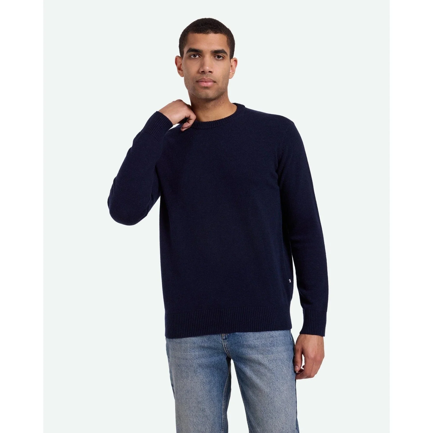 SWEATSHIRTS & SWEATERS 