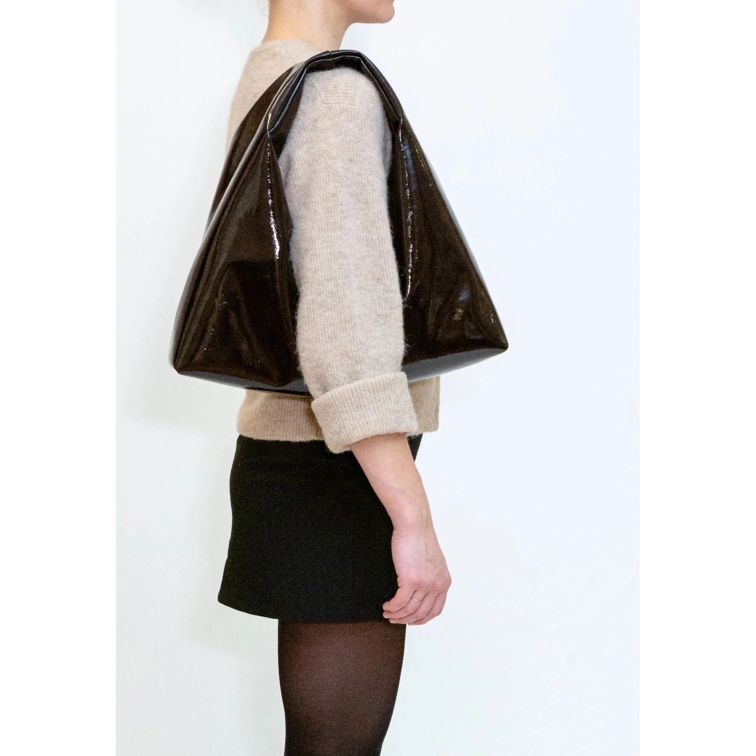 imgi_61_Sarah_Lacquer-Shoulder_Bag-2603-173-010500-507_Umber_Brown-3.jpg