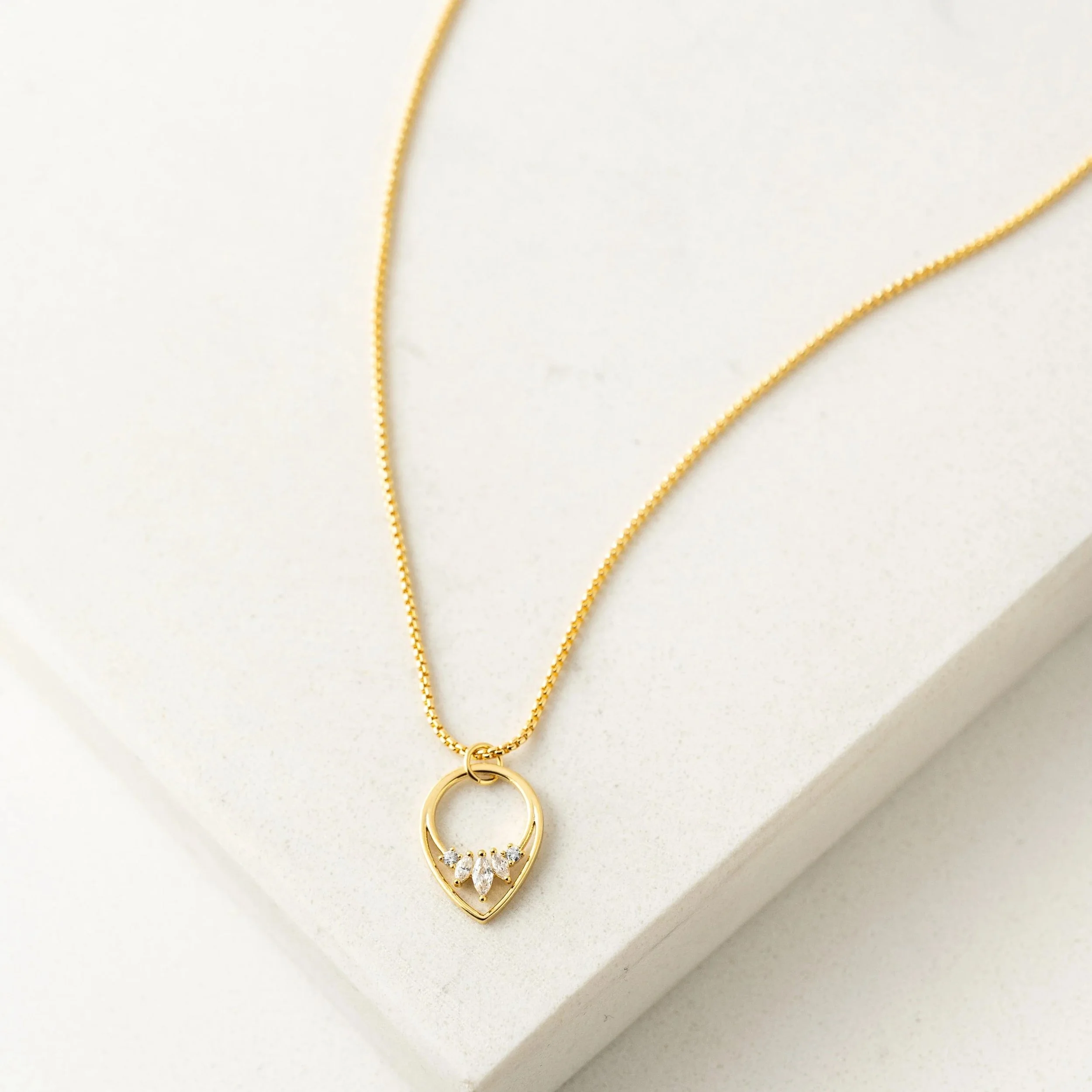 imgi_728_AriaNecklace-Clear_1x1_DSC1169_5dbdfa77-2450-4535-98c7-1f38ef802bea.jpg
