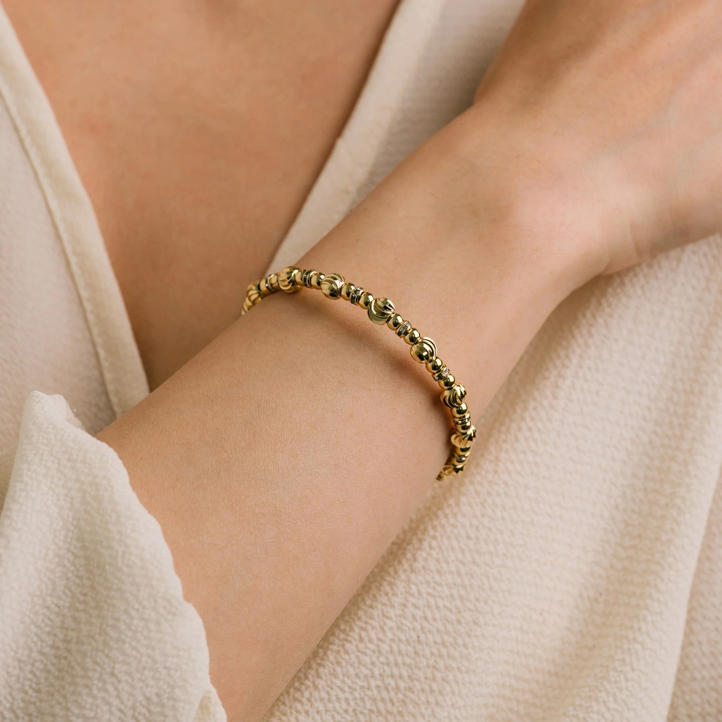 imgi_1_SolanaFlexBangle-Gold_1x1_DSC4814-Edit.jpg