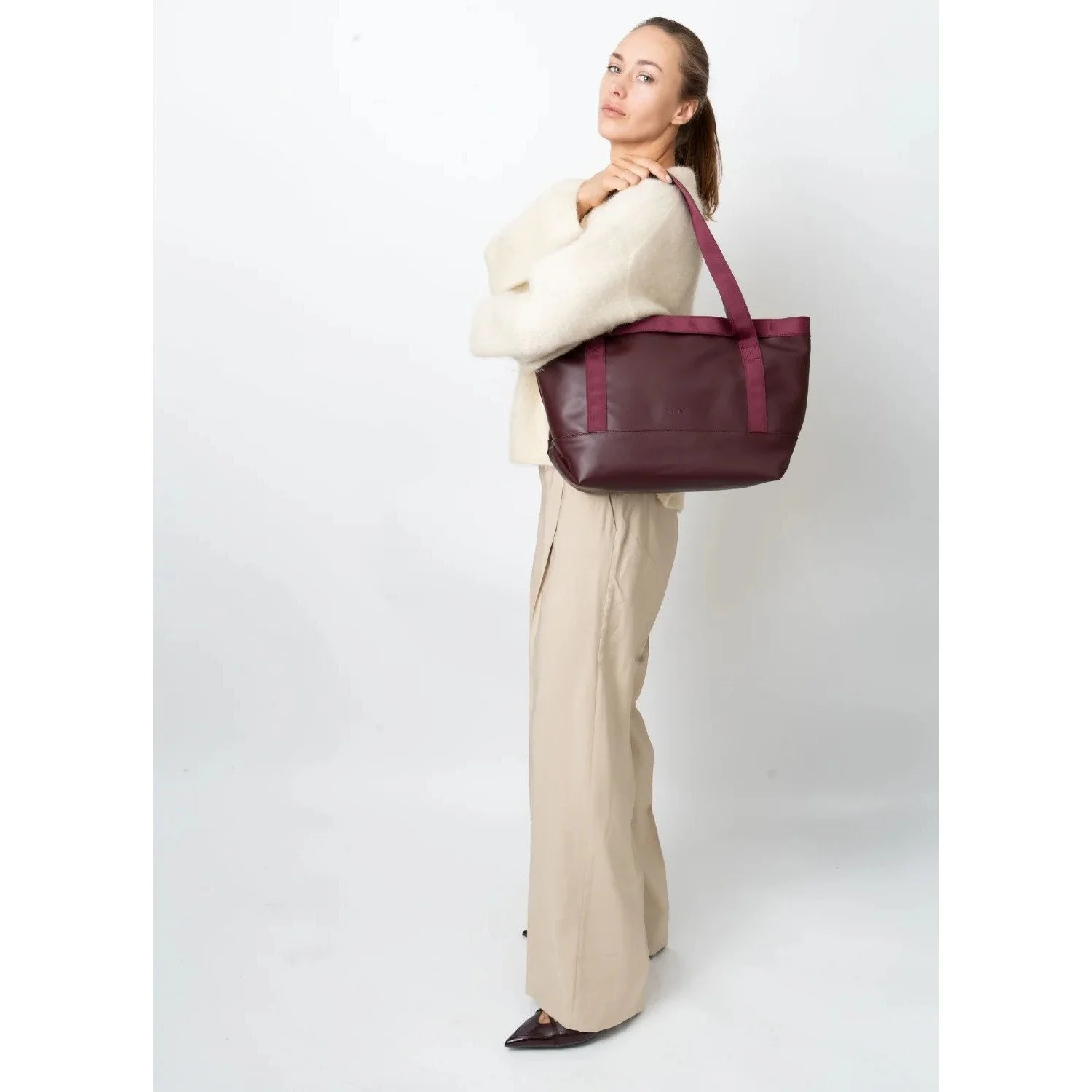 imgi_27_FETCH_SOFT_STRUCTURE-Tote_Bag-2503-113-010000-475_Midnight_Plum-1_4061f36b-bb67-4d80-aae9-cf316e4db5fc.jpg