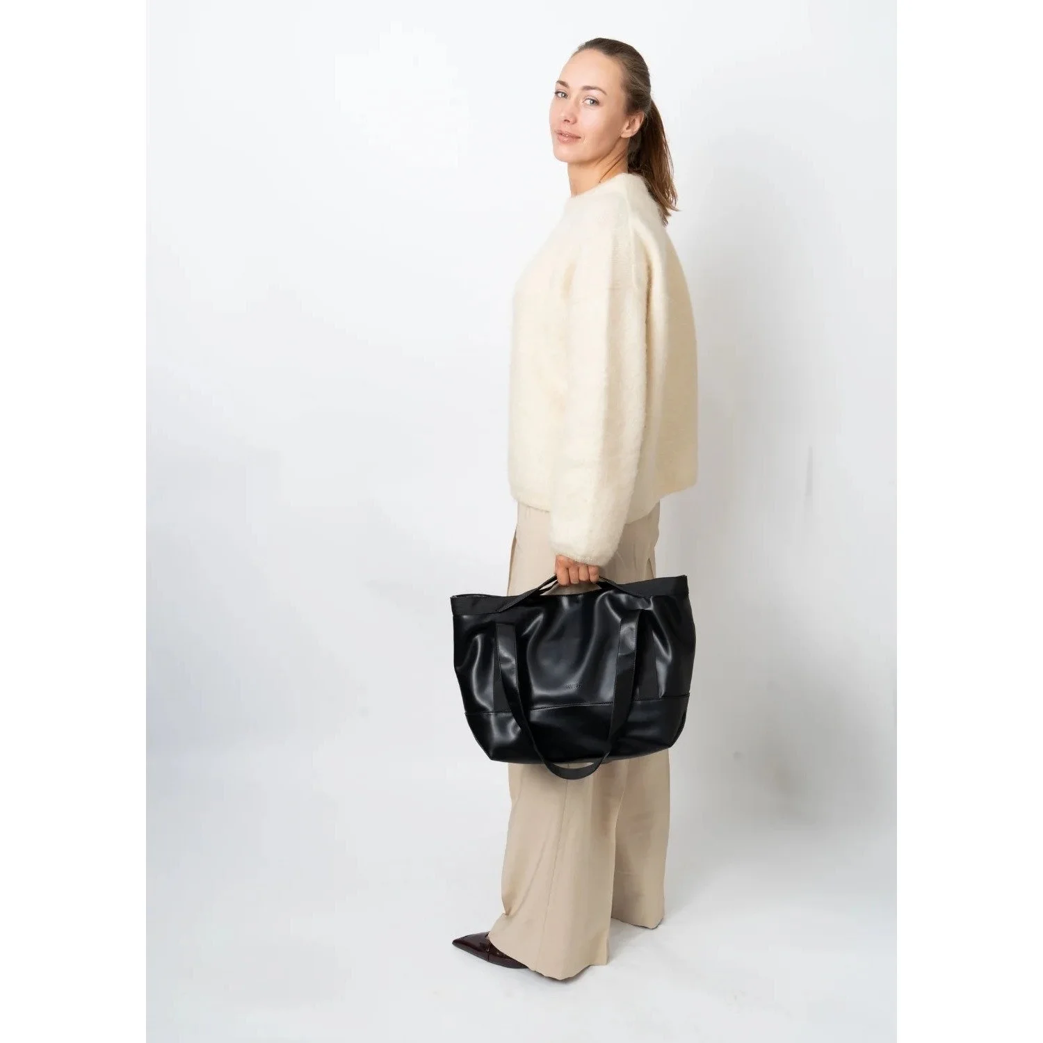 imgi_28_FETCH_SOFT_STRUCTURE-Tote_Bag-1000-113-010000-009_Black-5.jpg