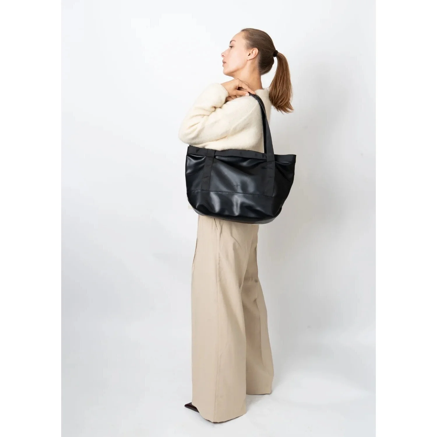 imgi_26_FETCH_SOFT_STRUCTURE-Tote_Bag-1000-113-010000-009_Black-1_8f310eea-c94e-4d60-9e81-78fbdce3311c.jpg