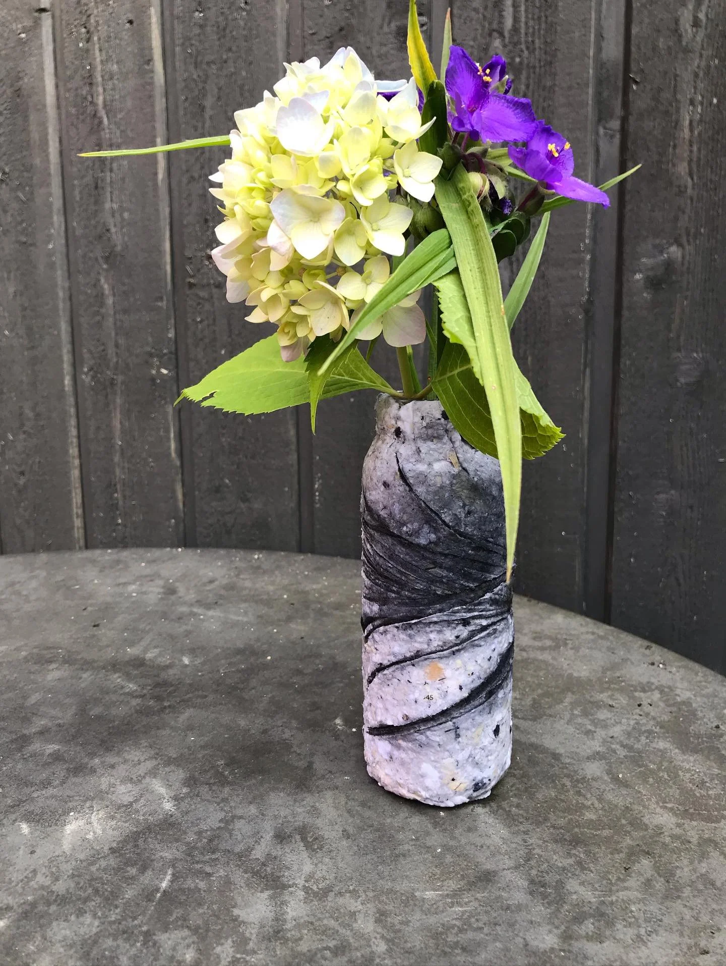 Det er altid godt med et lille sideprojekt, en pludselig tanke &ldquo;hov, hvad nu hvis man lige gjorde s&aring;dan her&hellip;?&rdquo;🤗🤩 S&aring;dan blev denne lille vase skabt, og jeg t&aelig;nker ikke det bliver den sidste&hellip; 

&bull;
&bull