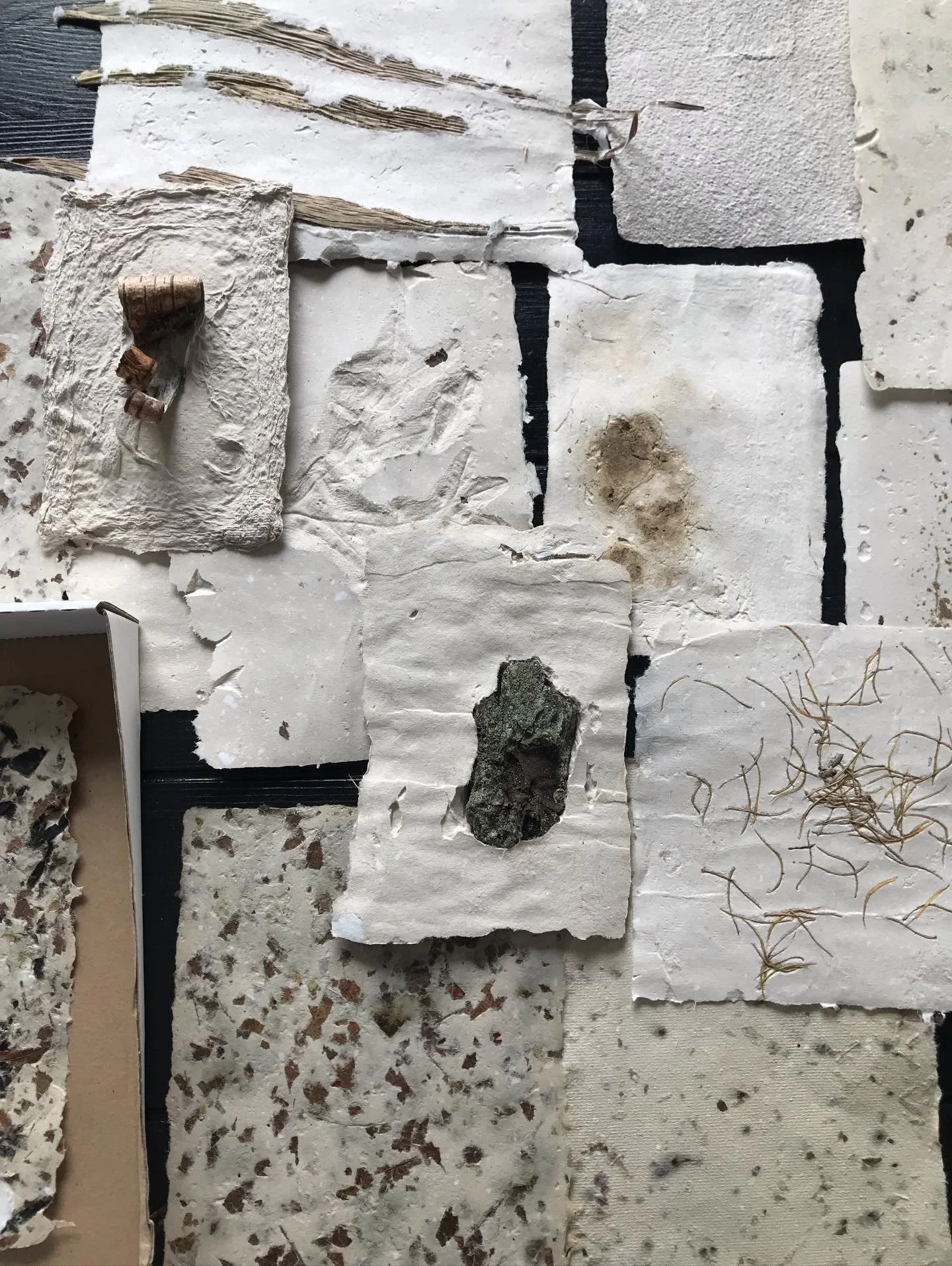 Lidt fors&oslash;g med at kombinere papiret med naturmaterialer: bark, blade og ler🧡🍁🌾
Jeg h&aring;ber, jeg n&aring;r at lave nye eksperimenter i weekenden🤗 

&bull;
&bull;
&bull;
#unearth #handmadepaper #paperart #paperartist #papirkunst #tactil